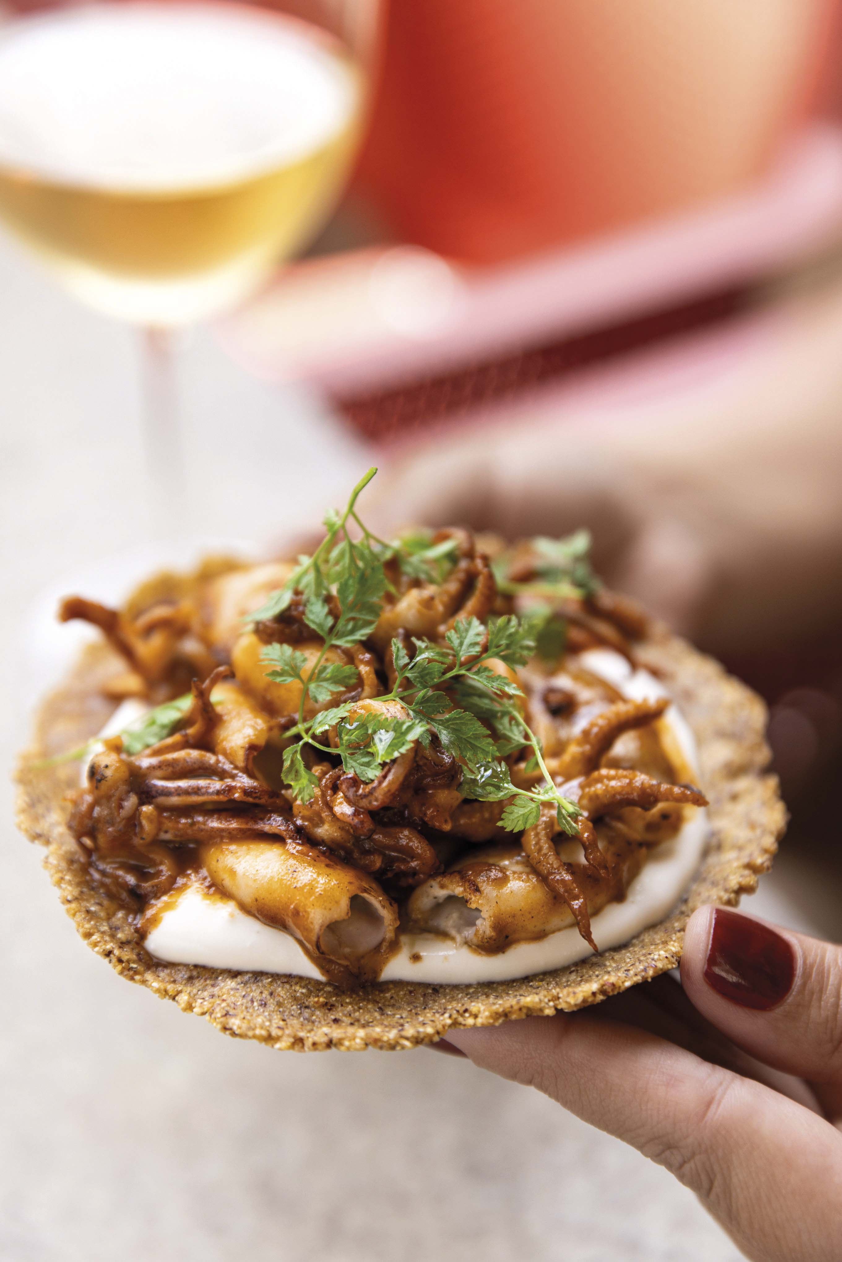 Tortilla de calamar con coalhada y pimienta.