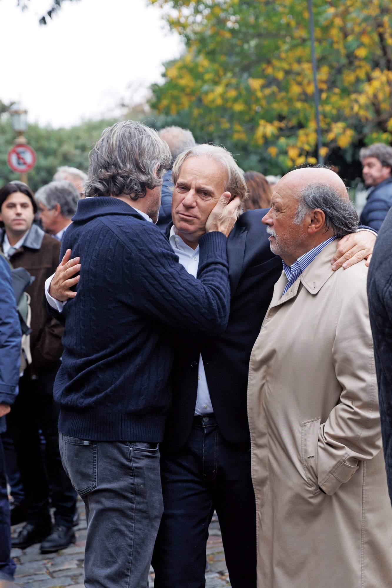 Su hijo César (de su primer matrimonio con Martha Rodríguez McCormack) recibe
el cálido abrazo de un amigo y del abogado Joaquín Reyes