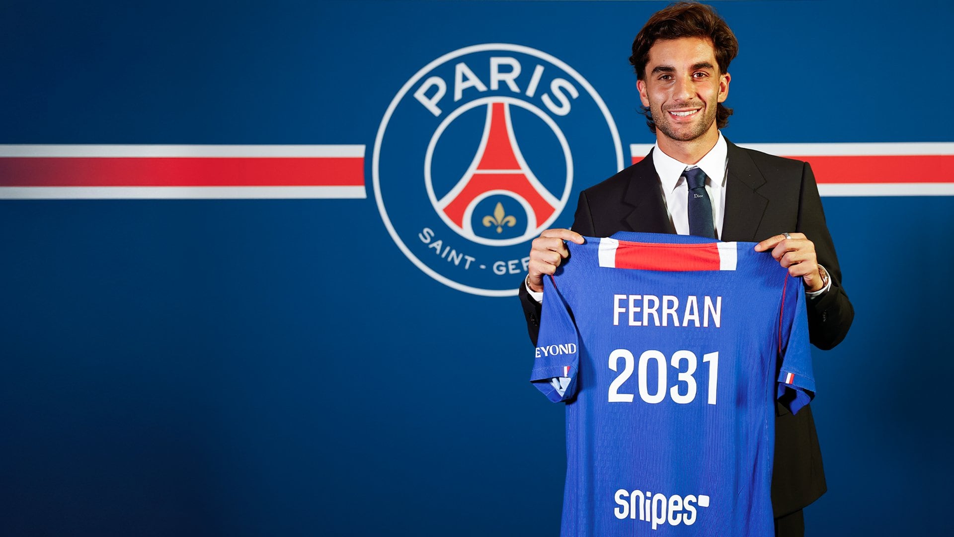 Ferran Torres, con la camiseta de PSG, su flamante club; firmó contrato por cinco años