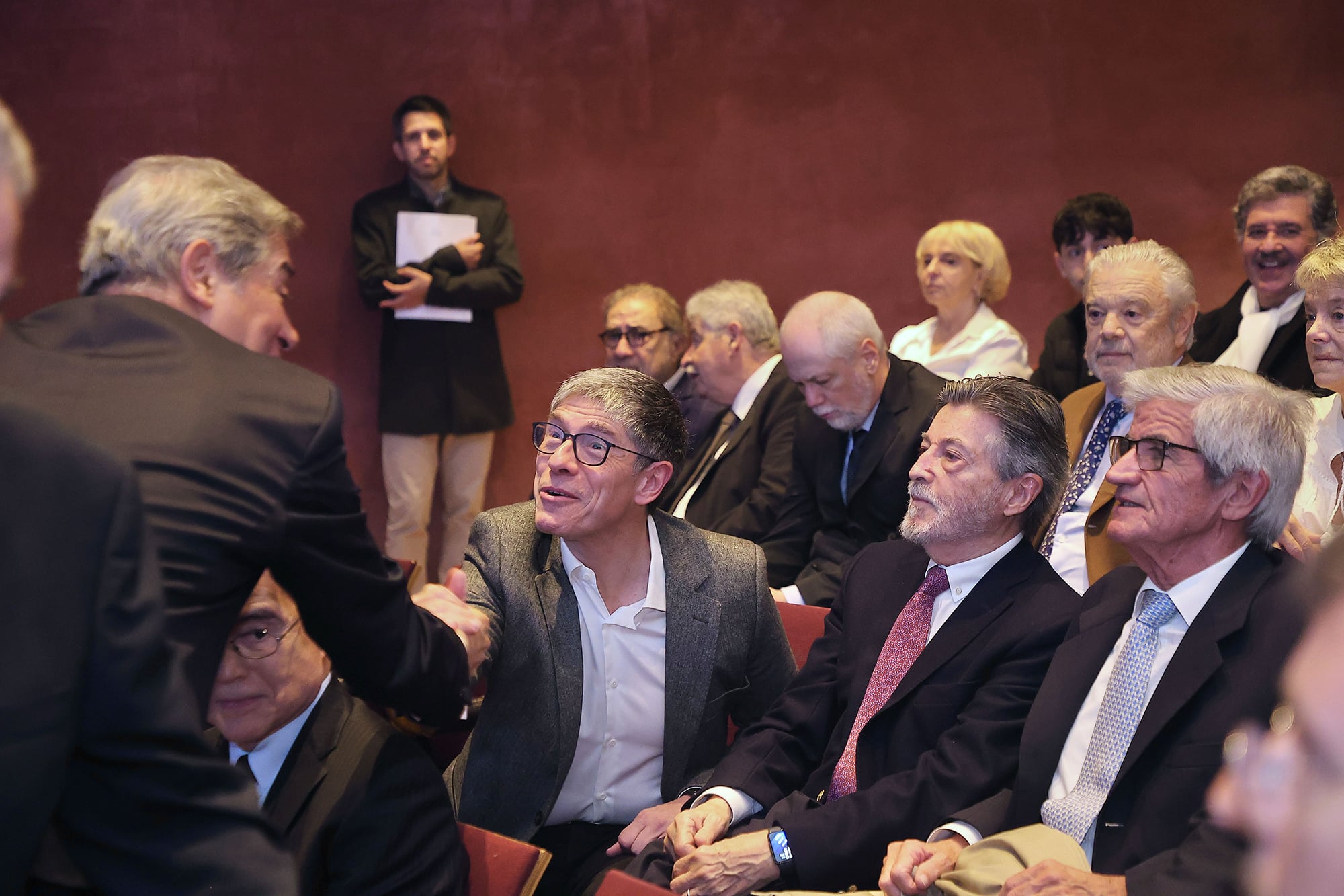 En fotos. El Dr. Juan Carlos Maqueda recibió la Pluma de Honor de la Academia Nacional de Periodismo 33 El saludo entre el juez Horacio Rosatti y Juan Manuel Abal Medina