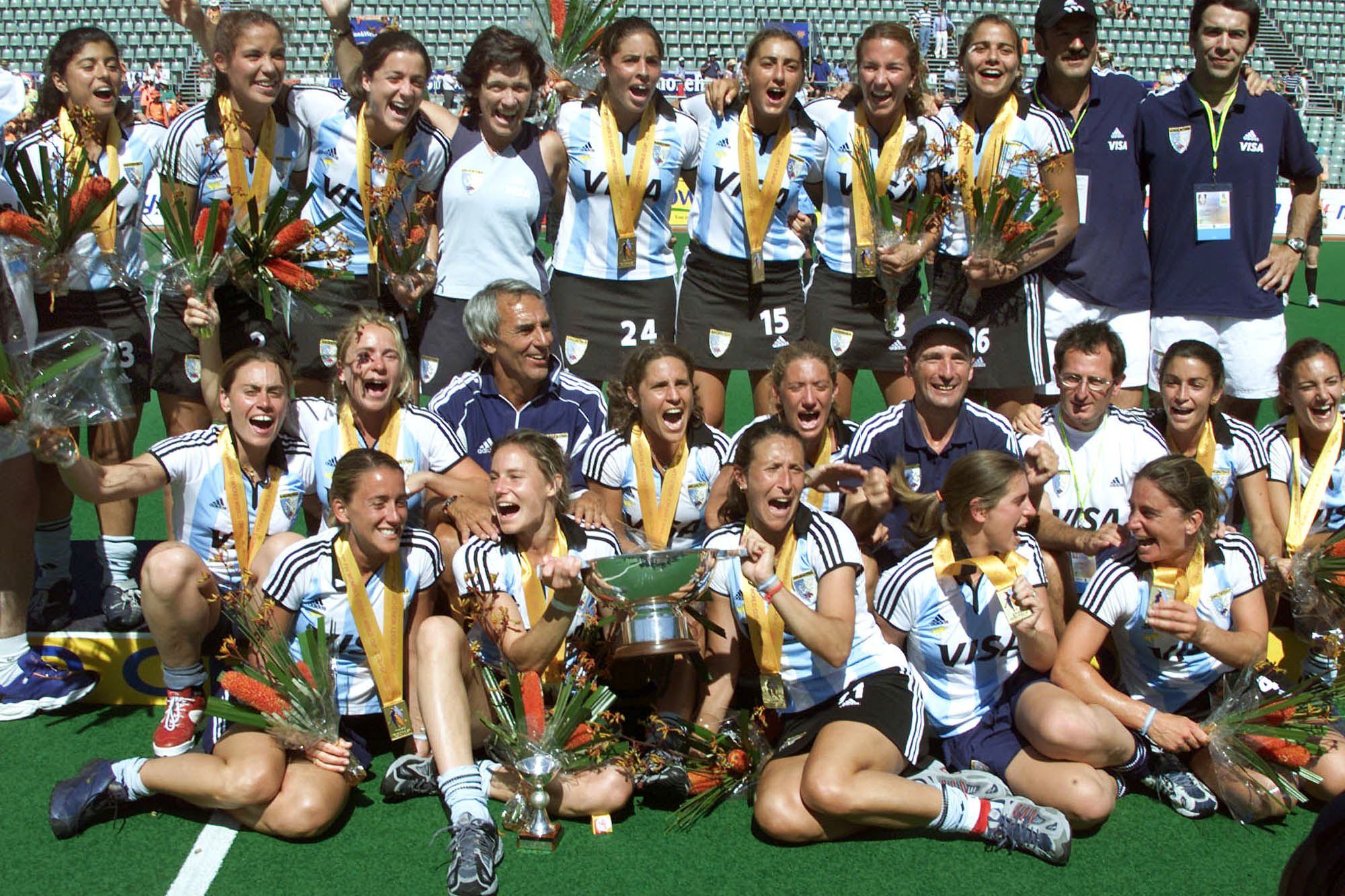 El festejo del grupo tras ganar el Mundial de Perth en 2002. Oneto, al lado del profe Luis Barrionuevo, en la fila del medio
