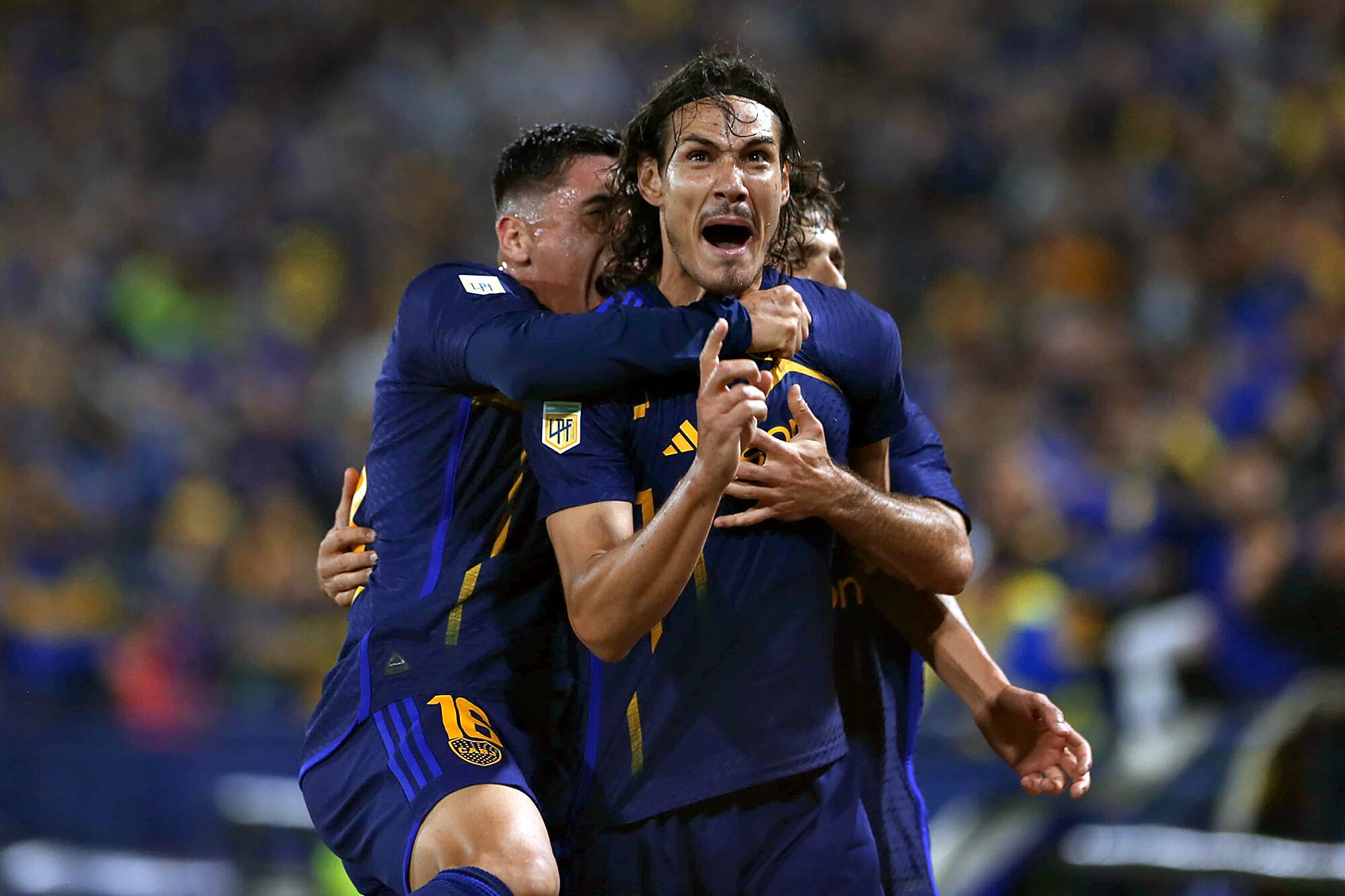 Boca le ganó a Godoy Cruz, se clasificó para los cuartos de final de la Copa de la Liga y sus hinchas empezaron a jugar el superclásico desde las tribunas