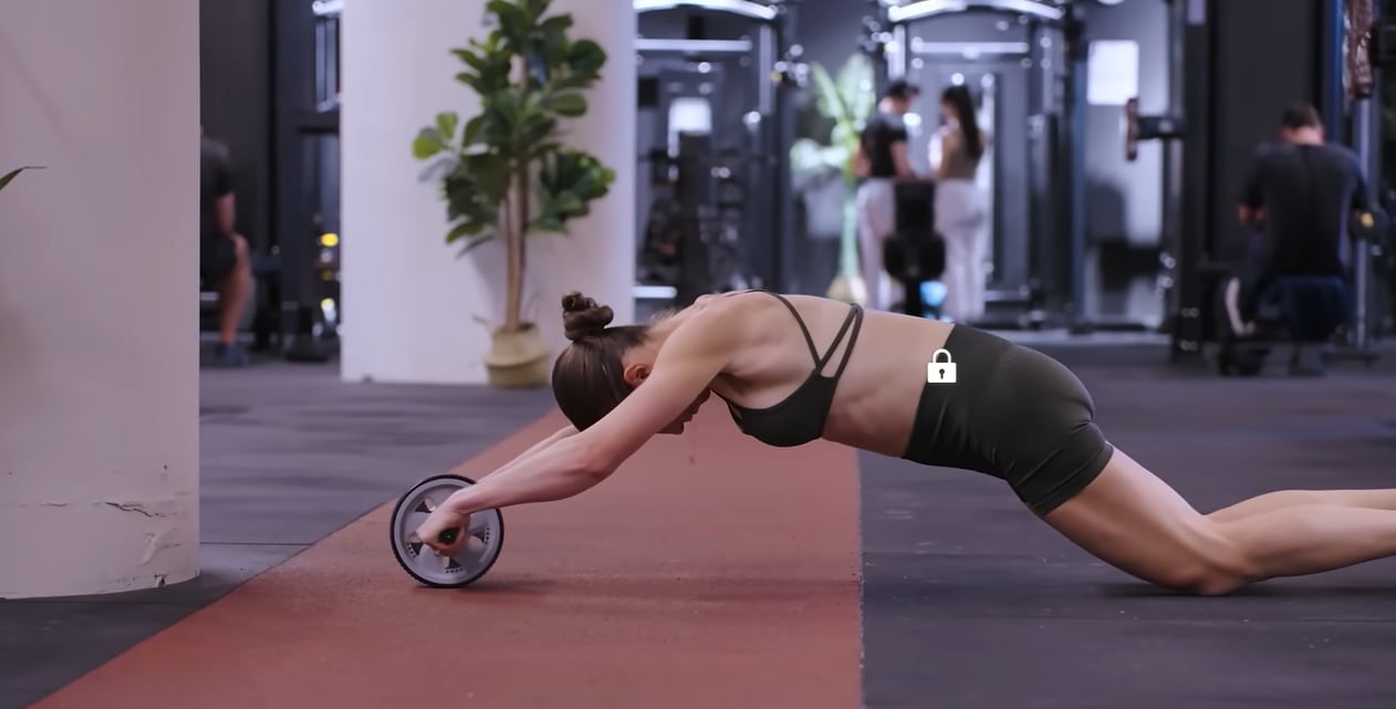 La rueda abdominal es uno de los tres ejercicios para tonificar el abdomen