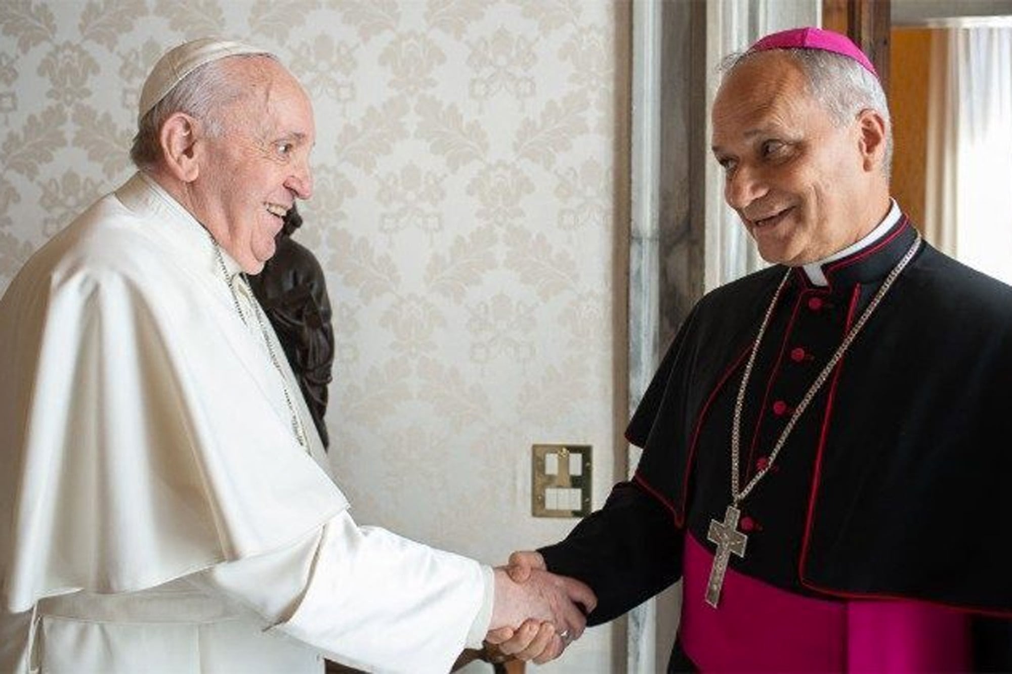 El cardenal Robert Prevost con el Papa Francisco