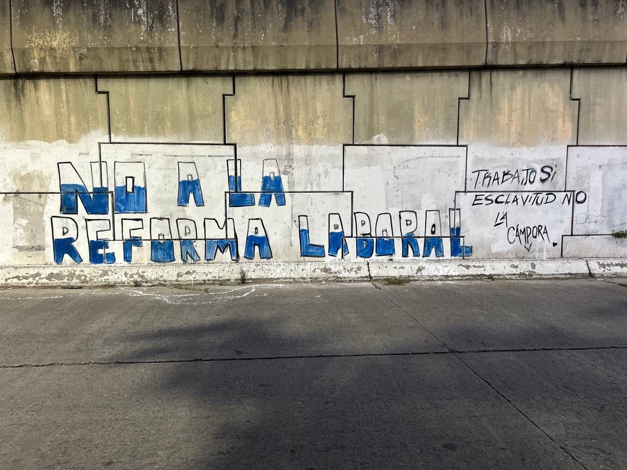 Las pintadas de La Cámpora en contra de la reforma laboral