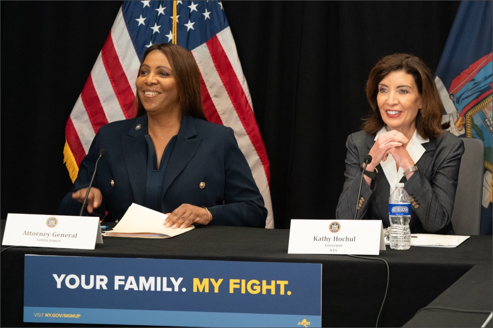 Junto con Letitia James, Hochul anunció los lineamientos para que las empresas de redes sociales cumplan con la ley SAFE For Kids