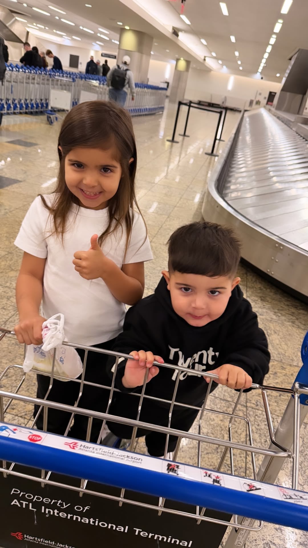 Olivia y Benjamín listos para embarcar hacia los Estados Unidos (Foto: Instagram/@valucervantes)