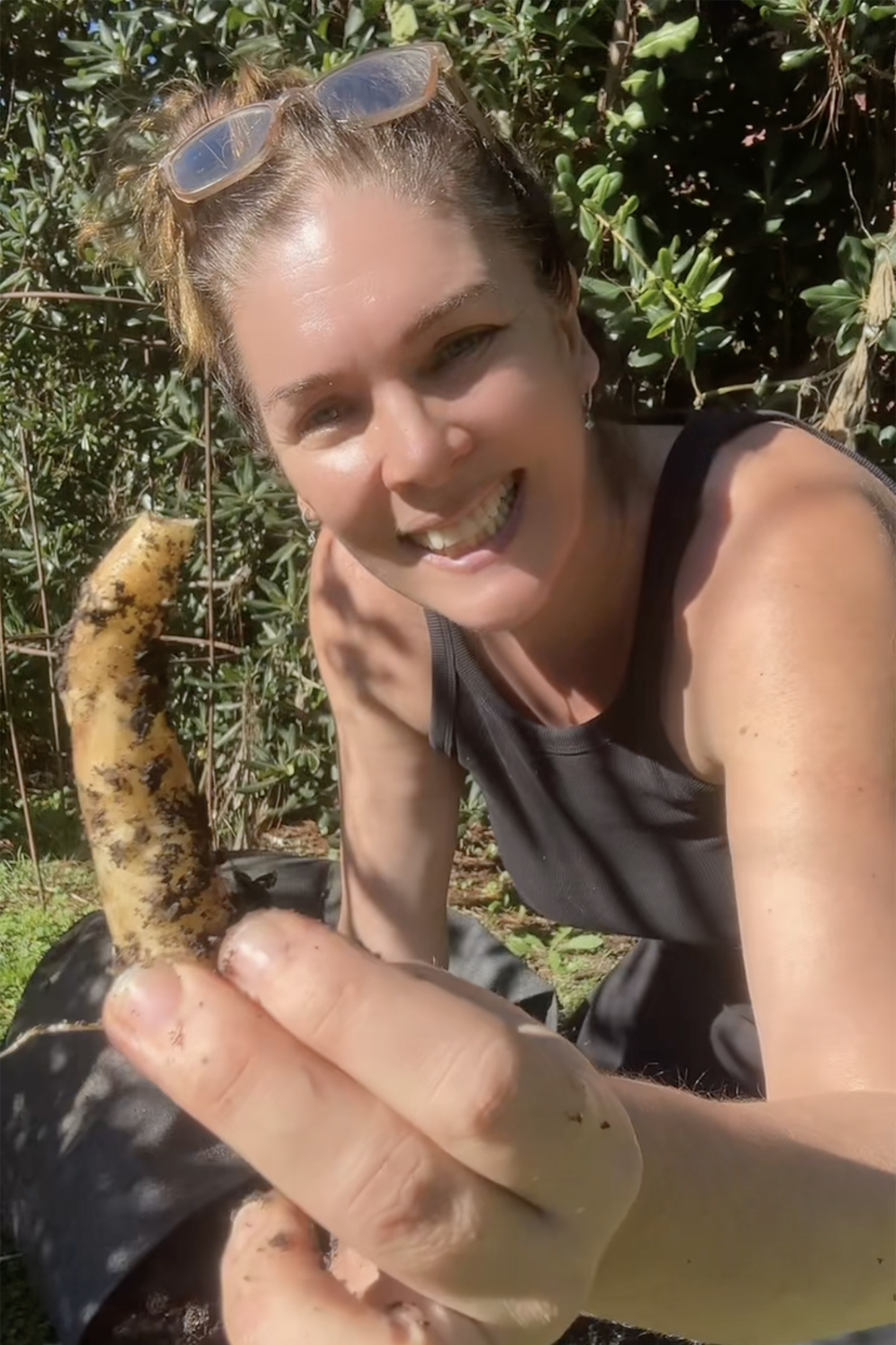 Gabriela Creciente, feliz junto a su primera cosecha de topinambur