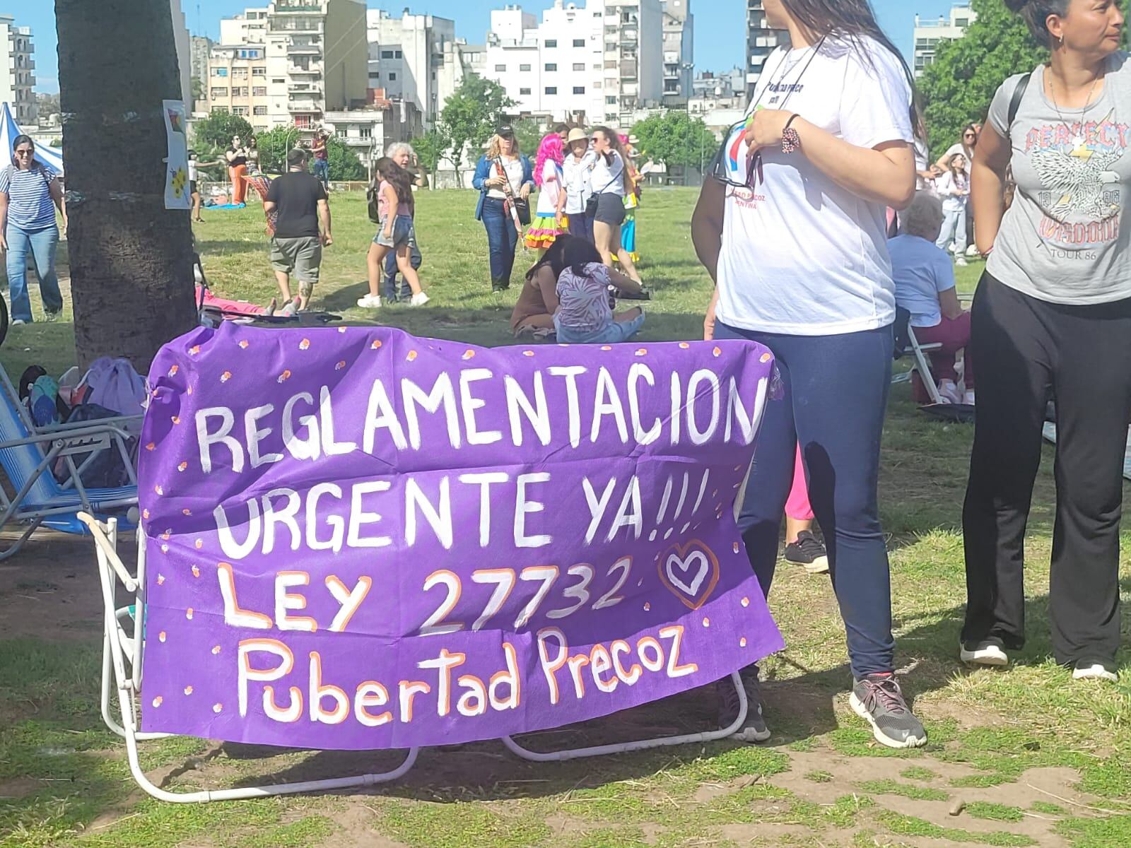 Familias de chicos con pubertad precoz piden por la reglamentación de la ley 27.732 durante una barrileteada para visibilizar las enfermedades poco frecuentes frente al Hospital Garrahan