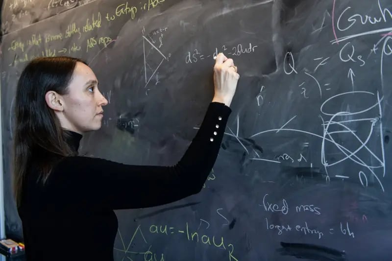 Pasterski entró con 17 años al MIT y en 2021, se unió al Instituto Perimeter, uno de los principales centros dedicados a la física teórica en el mundo