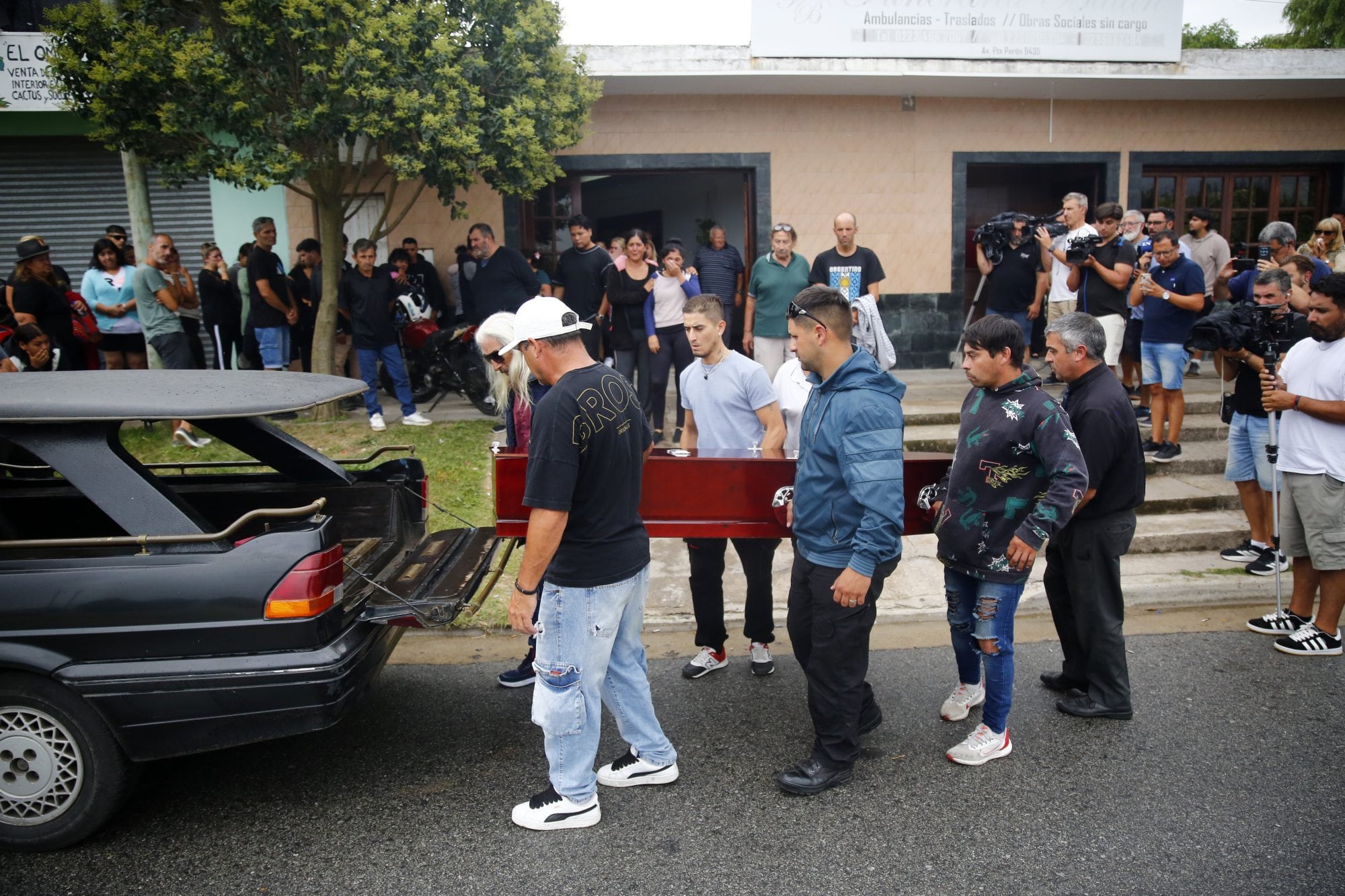 Familiares y amigos de Larroque se acercaron a despedirlo