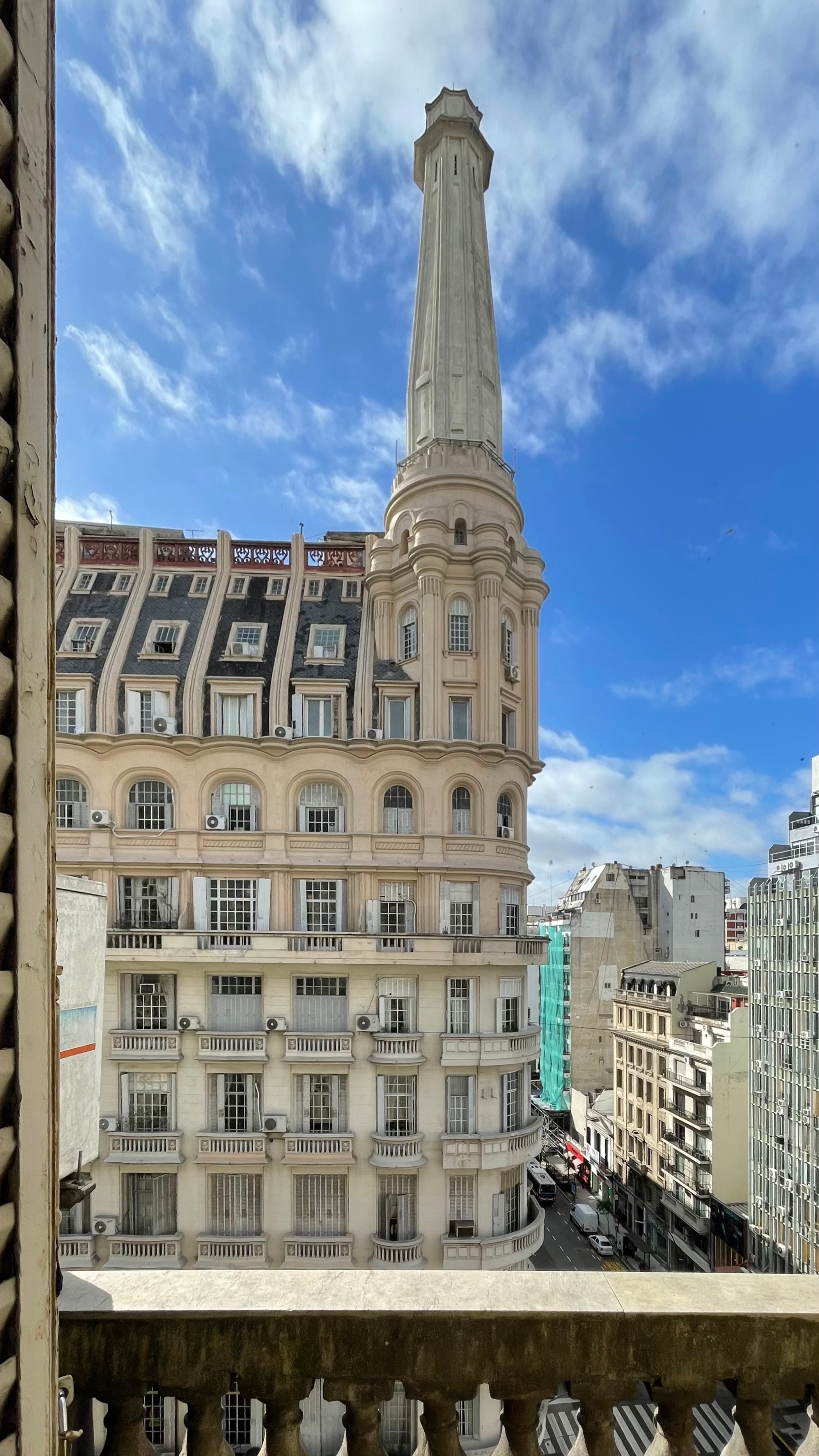 Desde el estudio se puede apreciar el Edificio Roccatagliata: otra joya patrimonial de la zona diseñada por el arquitecto italiano Mario Palanti, creador del Palacio Barolo.