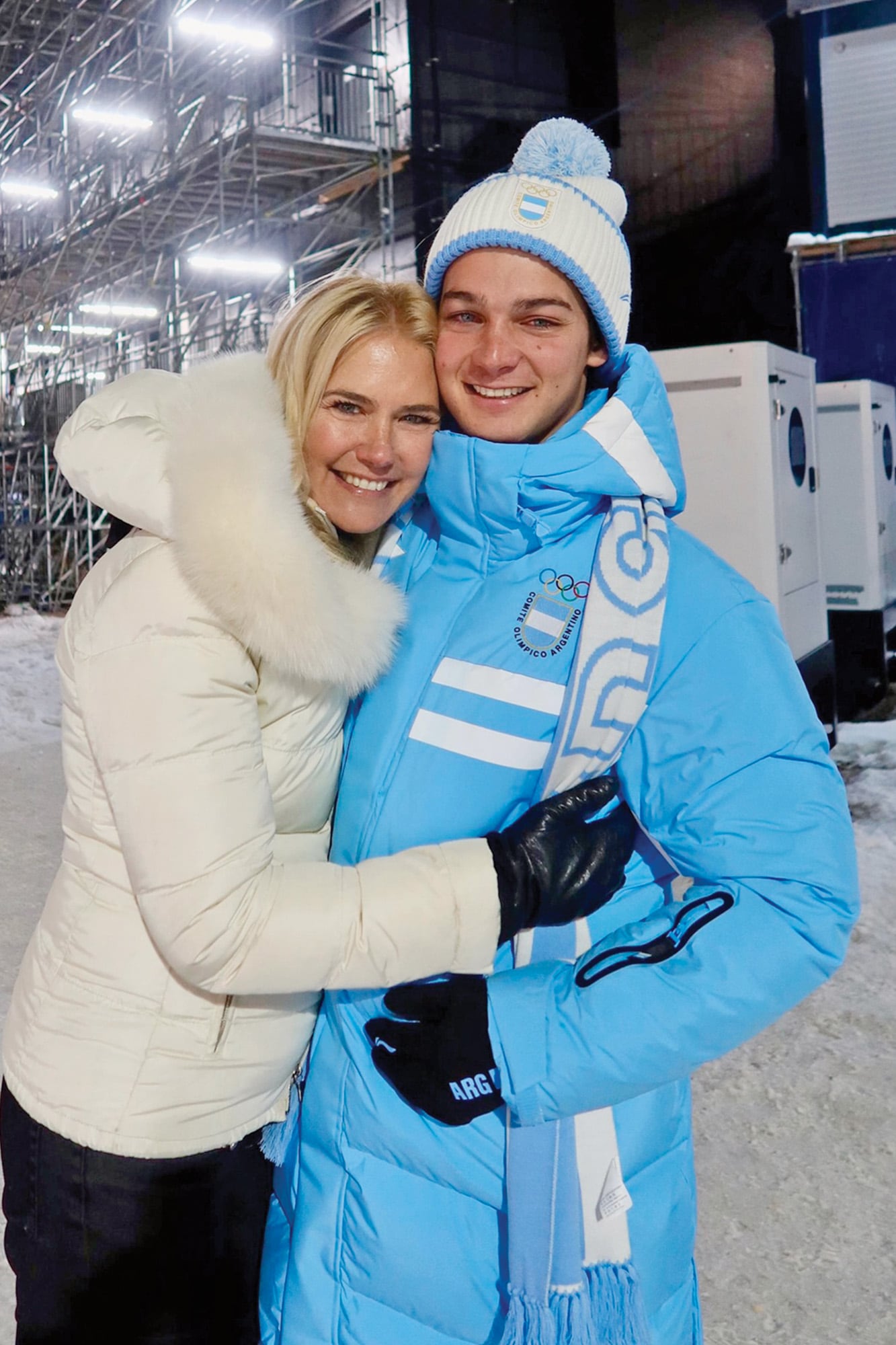 Valeria Mazza abraza orgullosa a
su hijo Tiziano, quien el miércoles
11 compite en la disciplina Super-G
de esquí alpino y el sábado 14, en
Slalom Gigante