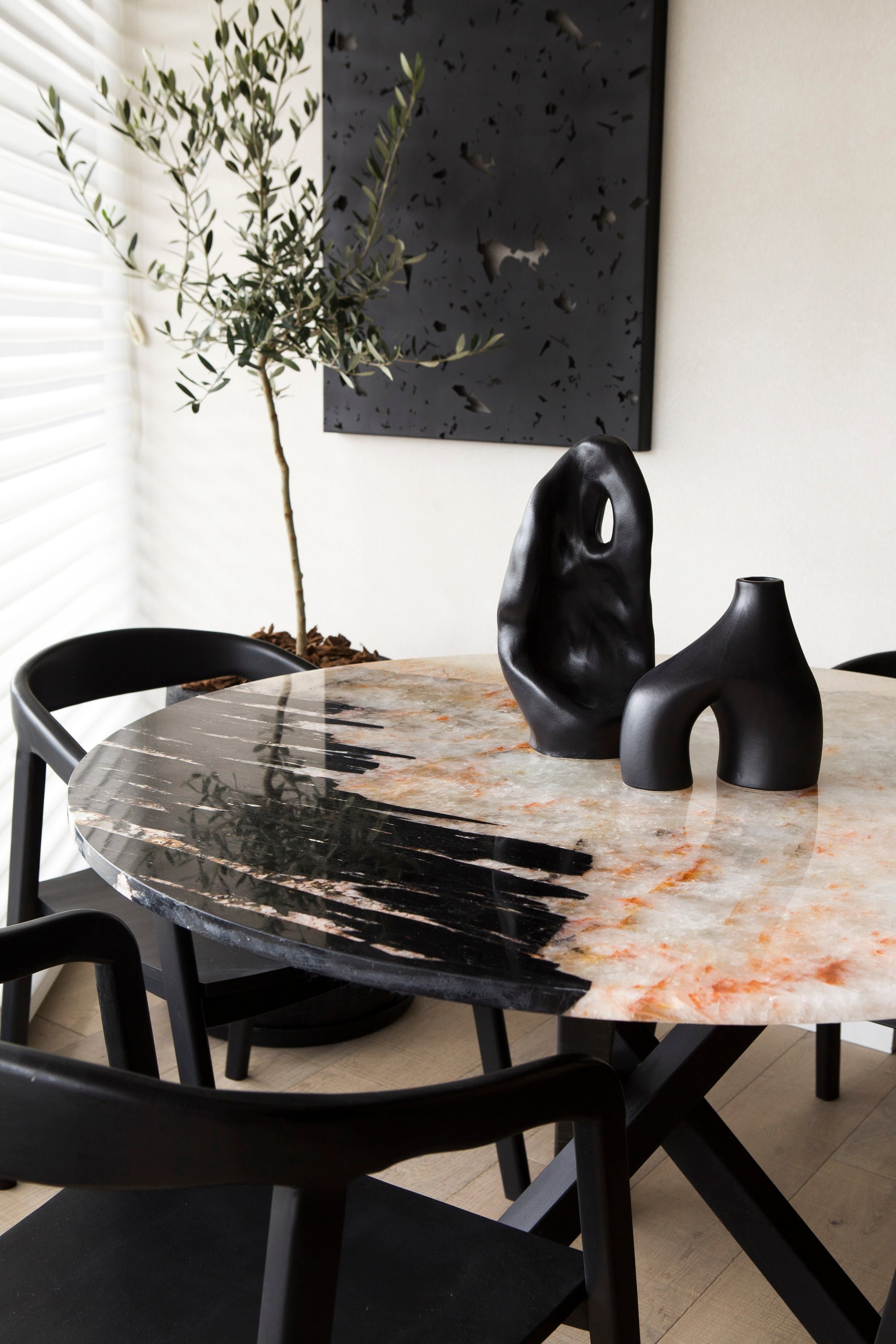 Mesa de comedor armada con tapa de mármol (De Stefano. Cuarcita Patagonia Wow y estructura de @abstracto.interiorismo). Sillas (@casabravaoficial).