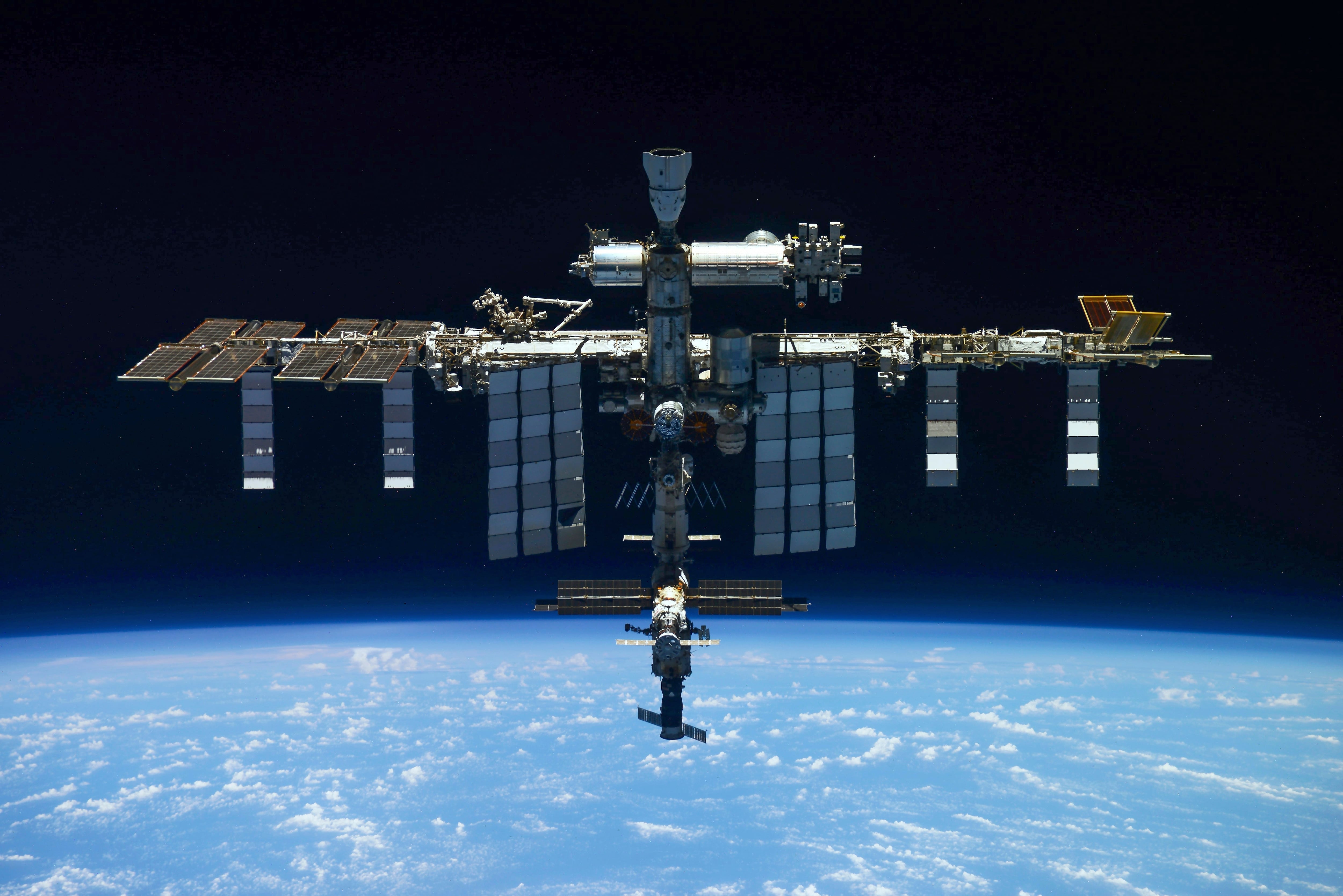 La Estación Espacial Internacional vista desde la nave rusa Soyuz MS-19