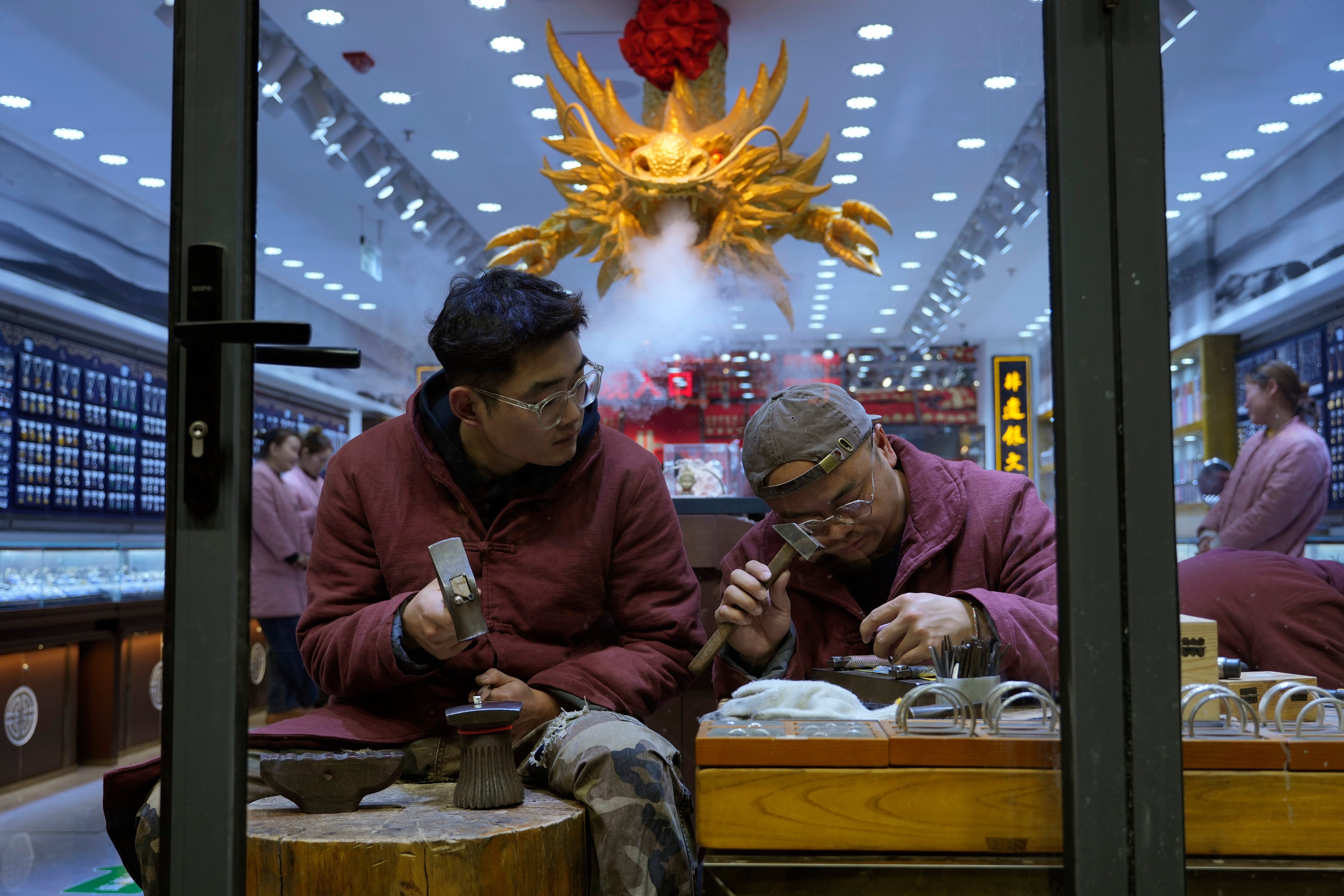 Trabajadores fabrican joyerÃa de playa en una tienda en Beijing