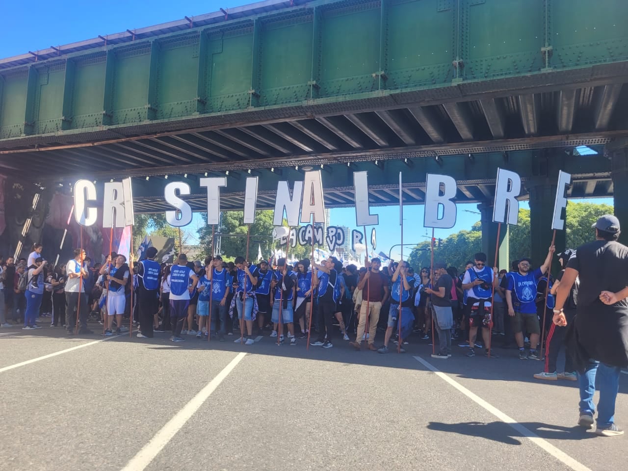 La columna de La Cámpora avanza por el barrio porteño de Palermo
