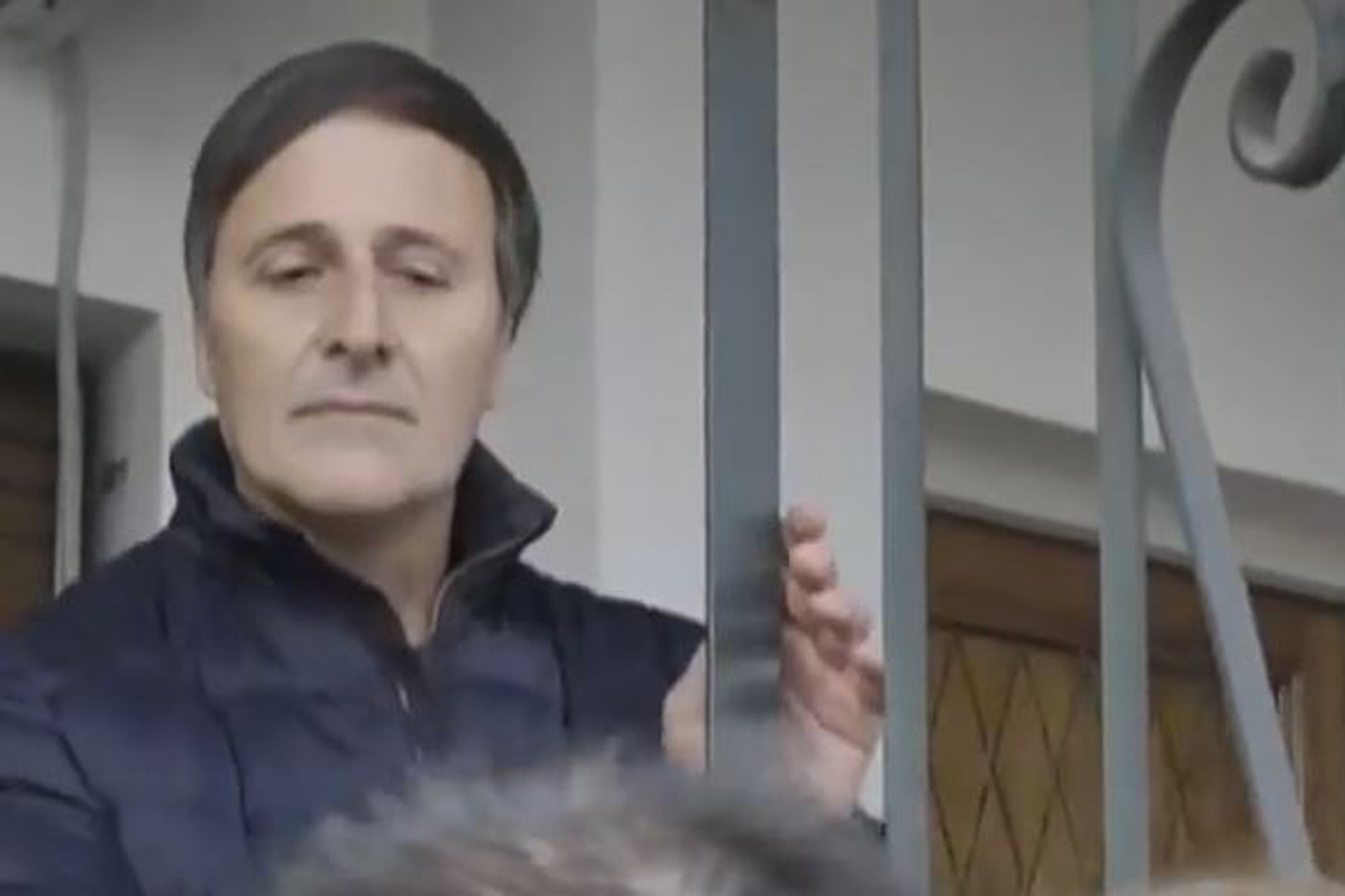 Cristian Graf en la puerta de su vivienda en Congreso al 3742, Coghlan