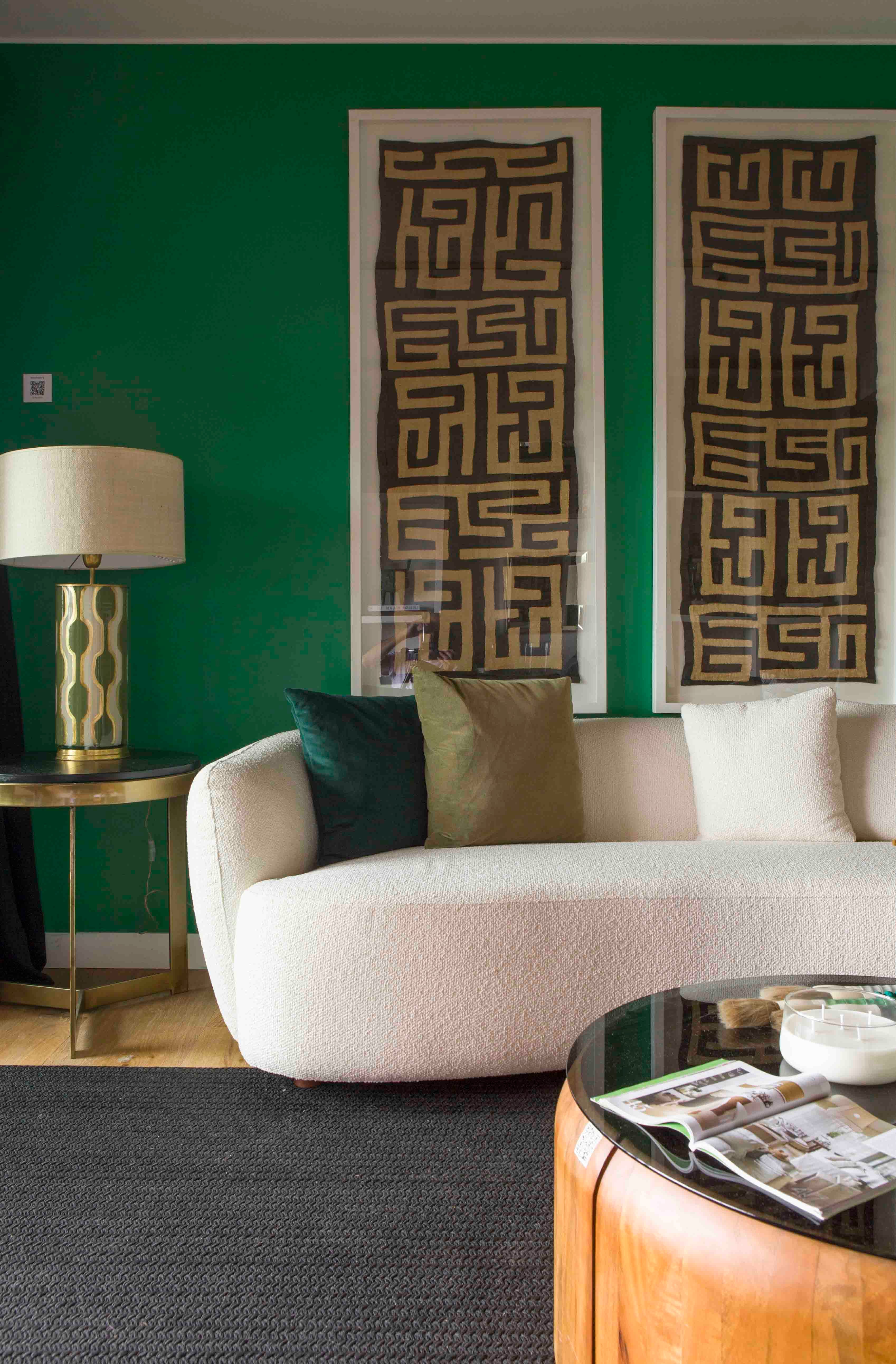 Sofá y veladores con pie de cerámica (Salazar Casa). Textiles africanos tipo Kuba enmarcados (colección personal de Sandy Cairncross).