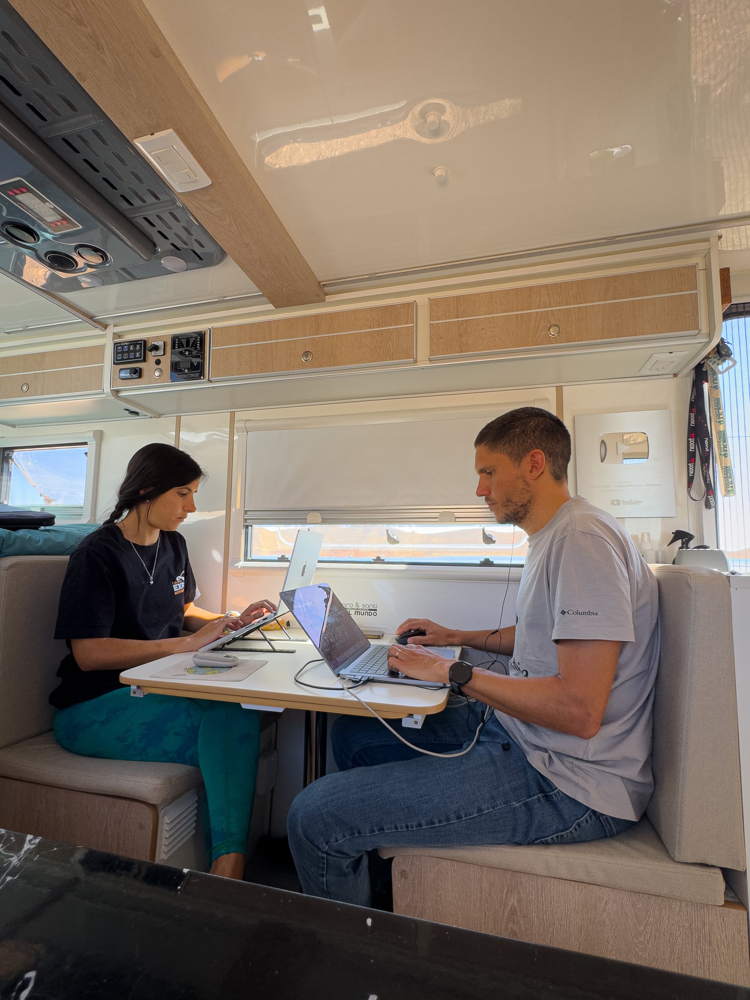 El interior del motorhome, desde donde trabajan.