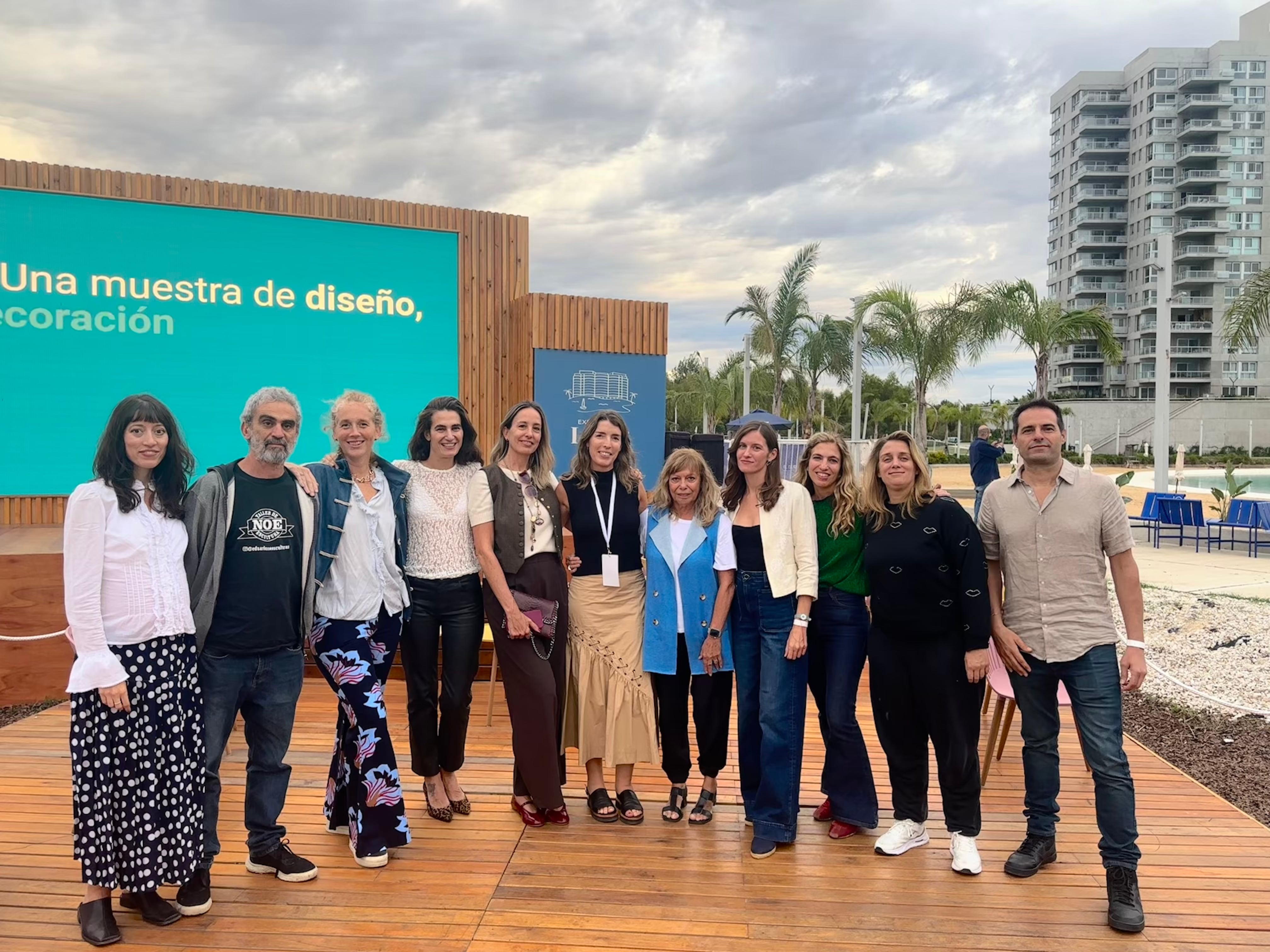 De izquierda a derecha: Camila Pose, Adrián Paiva, Stefi Jaugust, Sofi Mastai, Lucrecia Cornejo, Angie Braun, Adriana Carambia, Valeria Fucks, Rosario López Ercoli, Agustina Mazzocco y Federico Villarino.