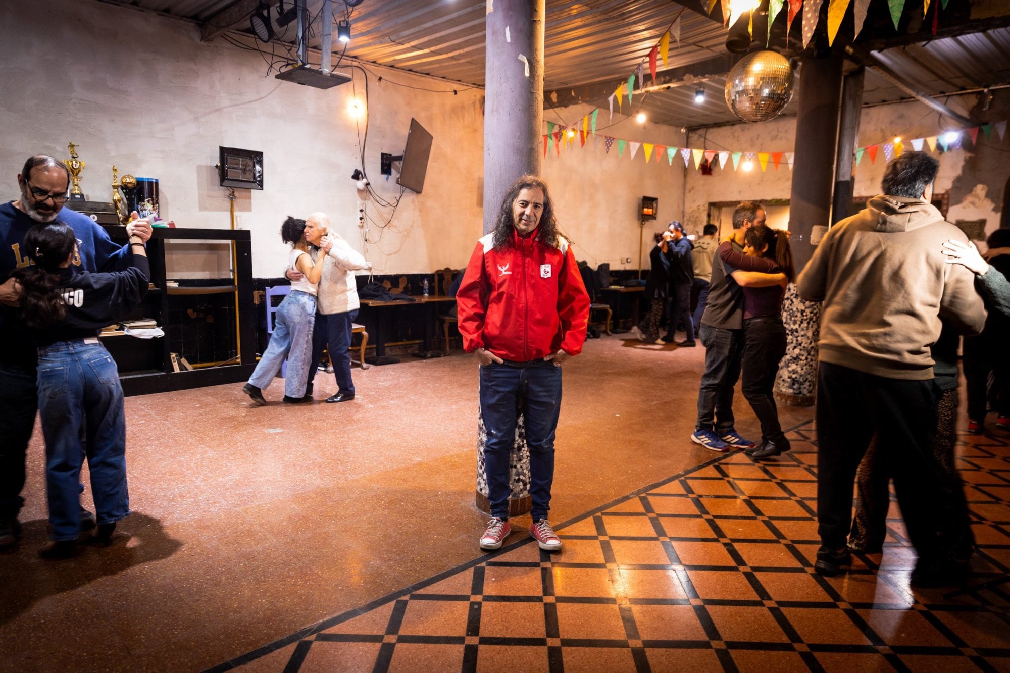 El estudio de radio y streaming al que bautizó Emisora Pirata, espacio que armó solo en el Club Premier
