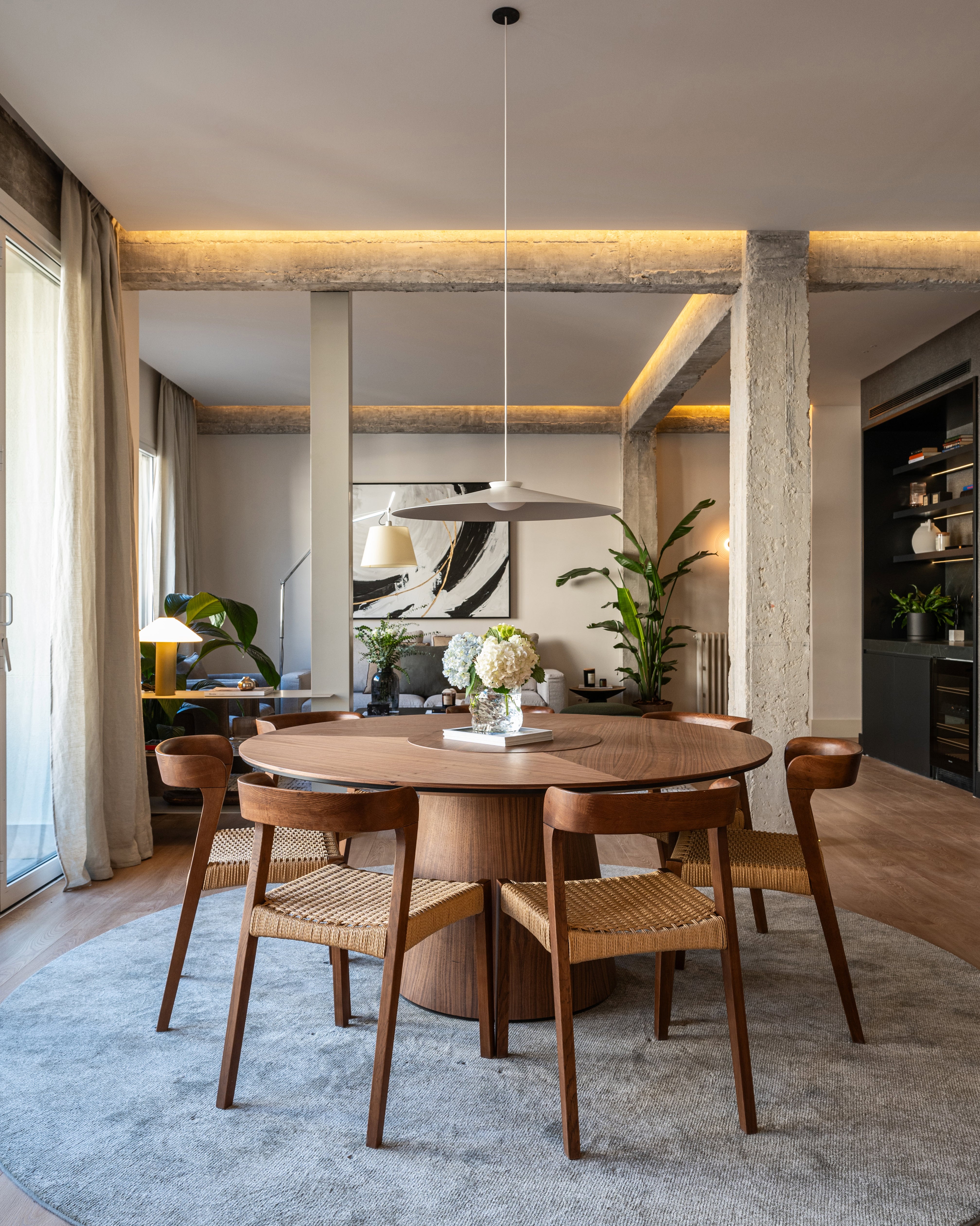 El modelo de mesa con centro giratorio se remonta a la Gran Bretaña del siglo XVIII y se terminó de popularizar en Estados Unidos dos siglos después, bajo el nombre de “Lazy Susan”.