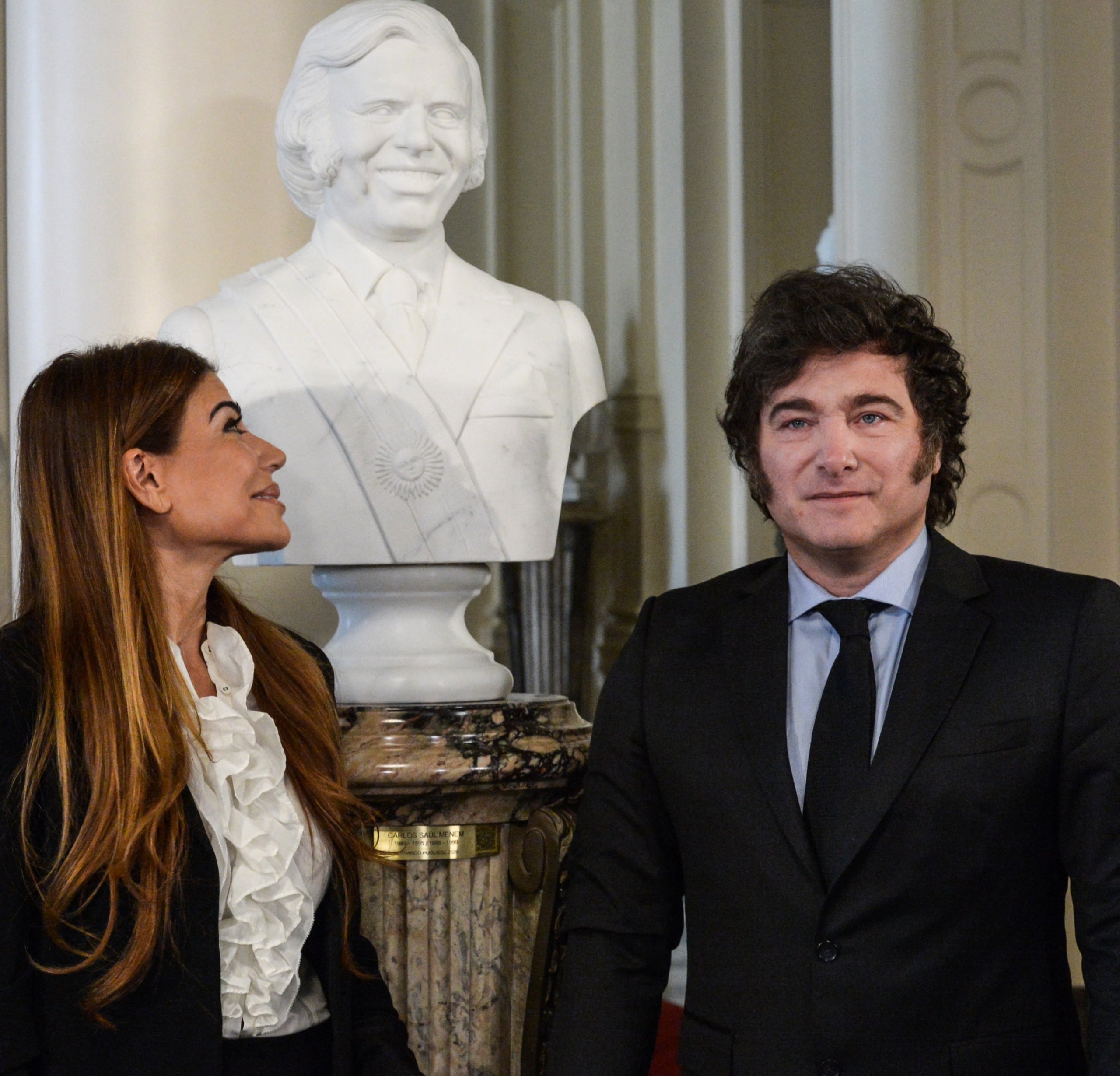 Zulemita y Milei con el busto de Menem