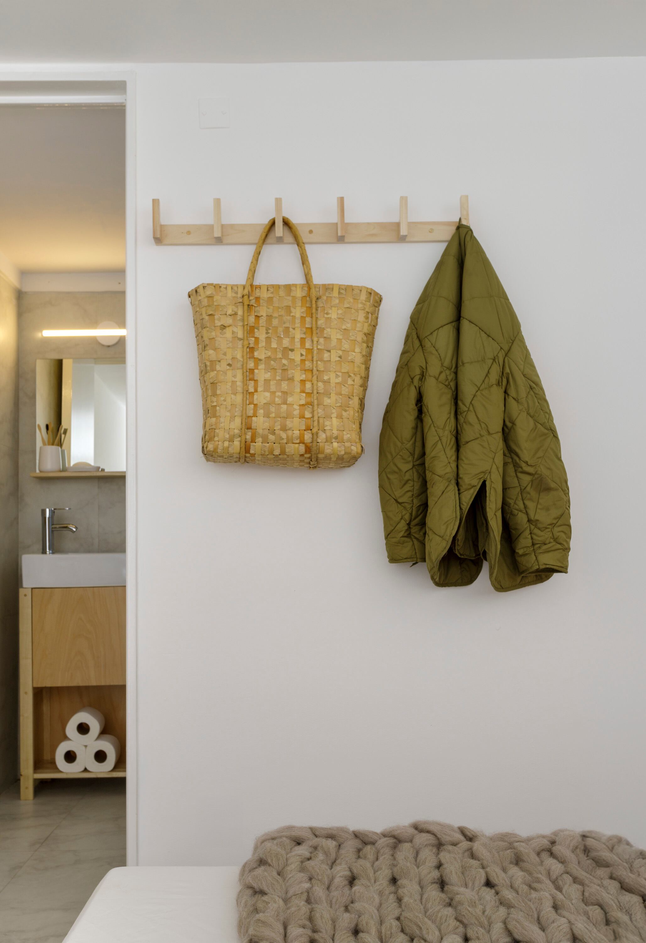 El baño se conservó casi intacto, salvo por el vanitory, renovado para acompañar la estética de la casa. Bacha y grifería (Piazza).