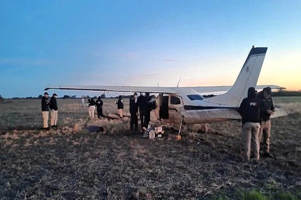 Hallaron un avión abandonado en una zona rural del norte de Santa Fe y buscan corroborar si fue usado para traficar droga