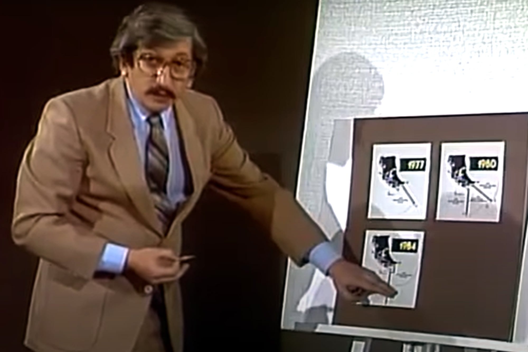 Dante Caputo señala los mapas con la explicación del acuerdo con Chile por el Beagle