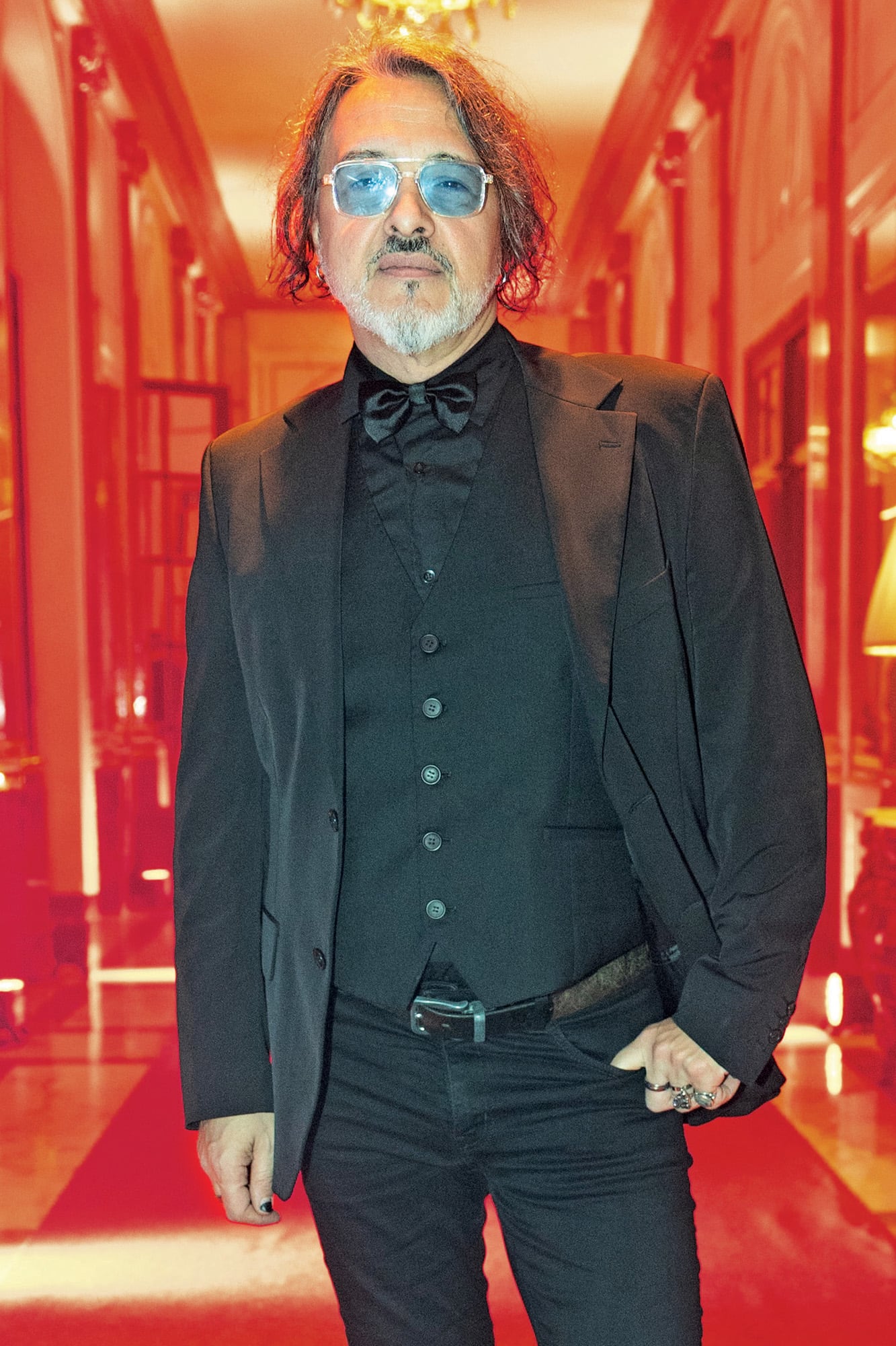 El actor Esteban Prol apostó por un impecable look total black y un traje de tres piezas