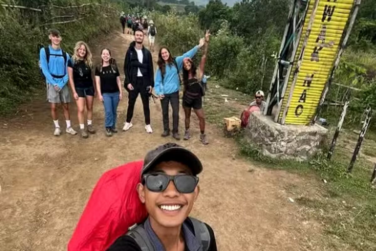 Una foto de Juliana Marins junto a un grupo de senderistas en la previa de su excursión hacia el volcán Rinjani