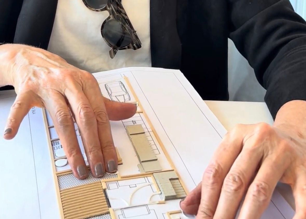 Con un plano de obra táctil.