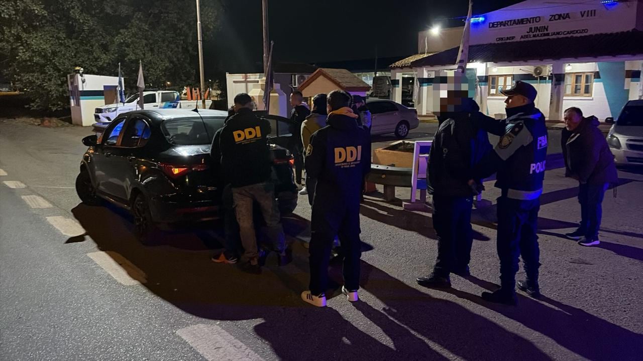 El momento en que dos de los integrantes de la banda son detenidos por la Policía