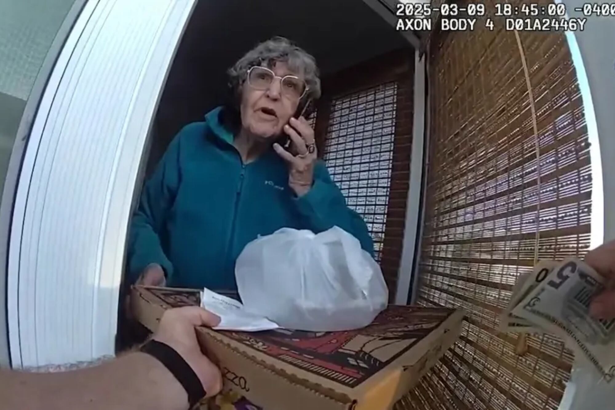 Final feliz: la clienta recibió su pizza y consiguió una foto del reptil antes que la FWC atrapara al animal suelto