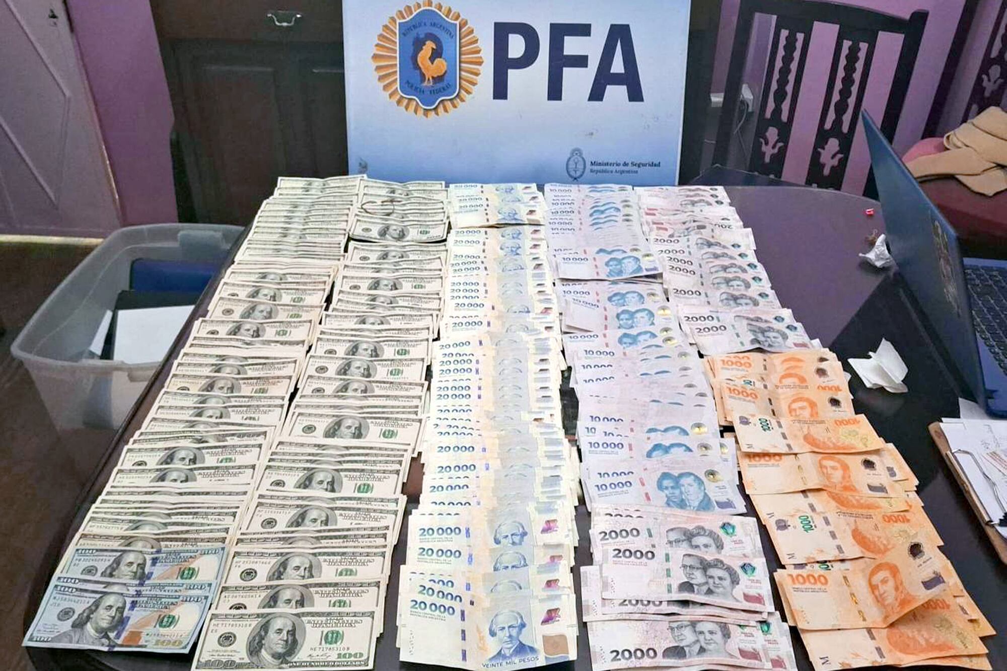 El dinero secuestrado por la Policía Federal Argentina durante los allanamientos