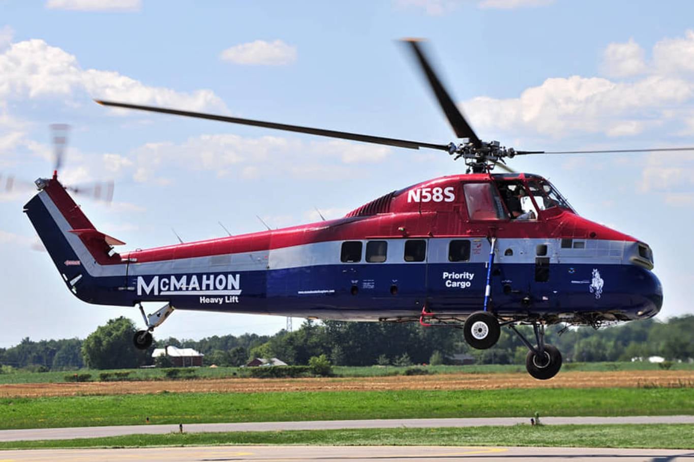 McMahon, una de las tantas compañías estadounidenses de helicópteros por la que pasó la aeronave que llevó a Isabel Perón en su último vuelo como presidenta de la Argentina