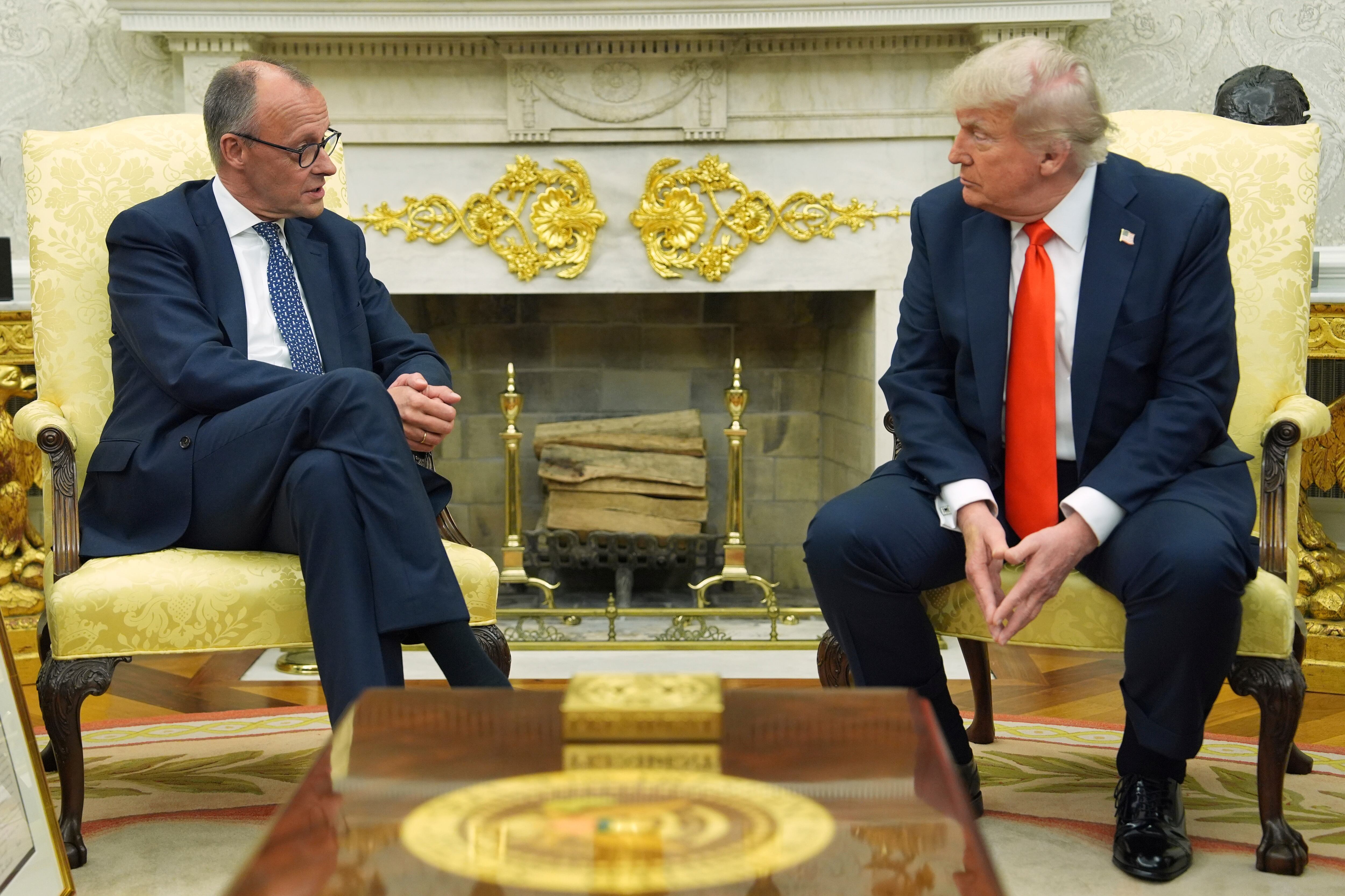 El presidente estadounidense Donald Trump con el canciller alemán Friedrich Merz en la Oficina Oval en la Casa Blanca en Washington el 5 de junio del 2025. (AP foto/Evan Vucci)