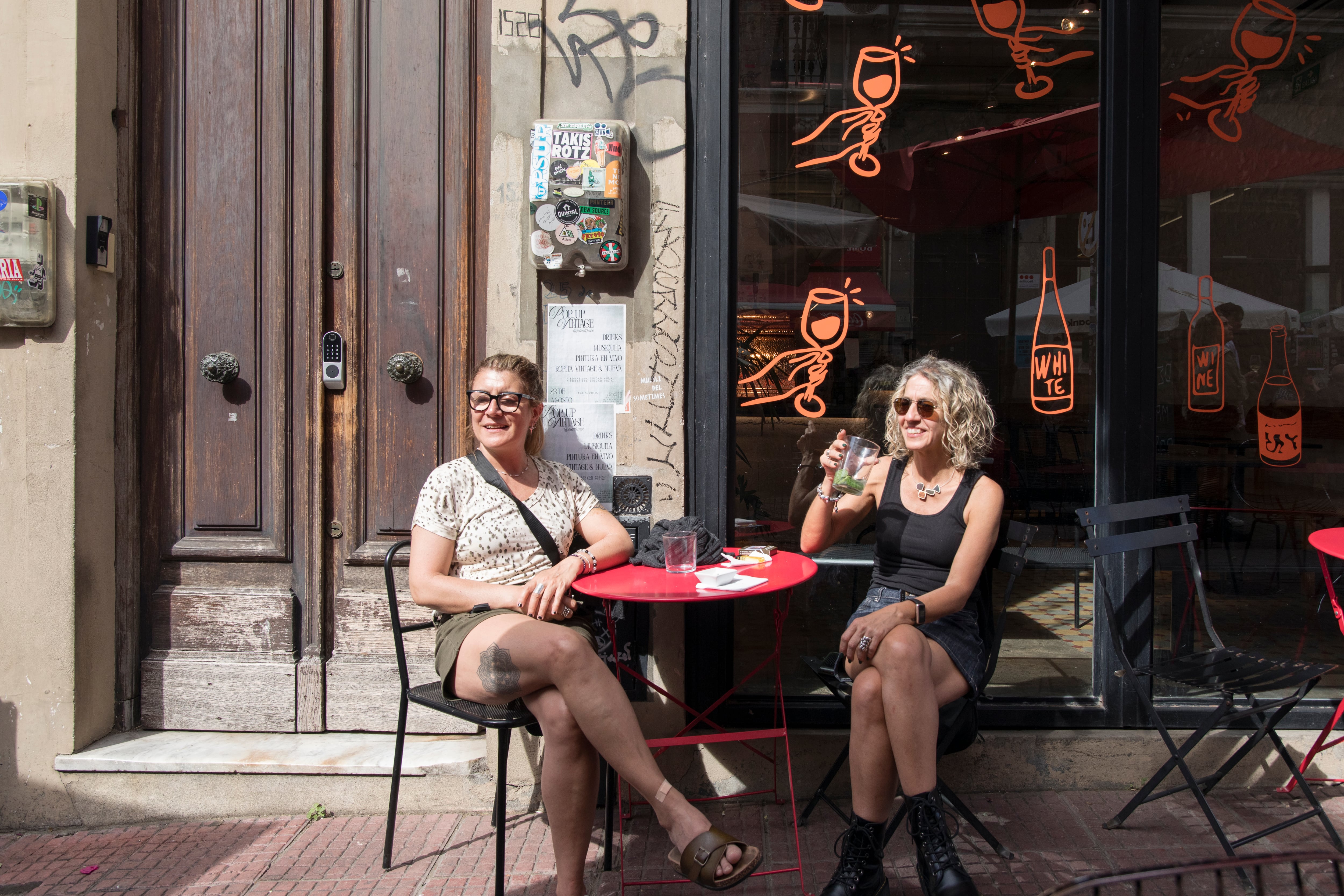 Tomando algo en la peatonal Pérez Castellano