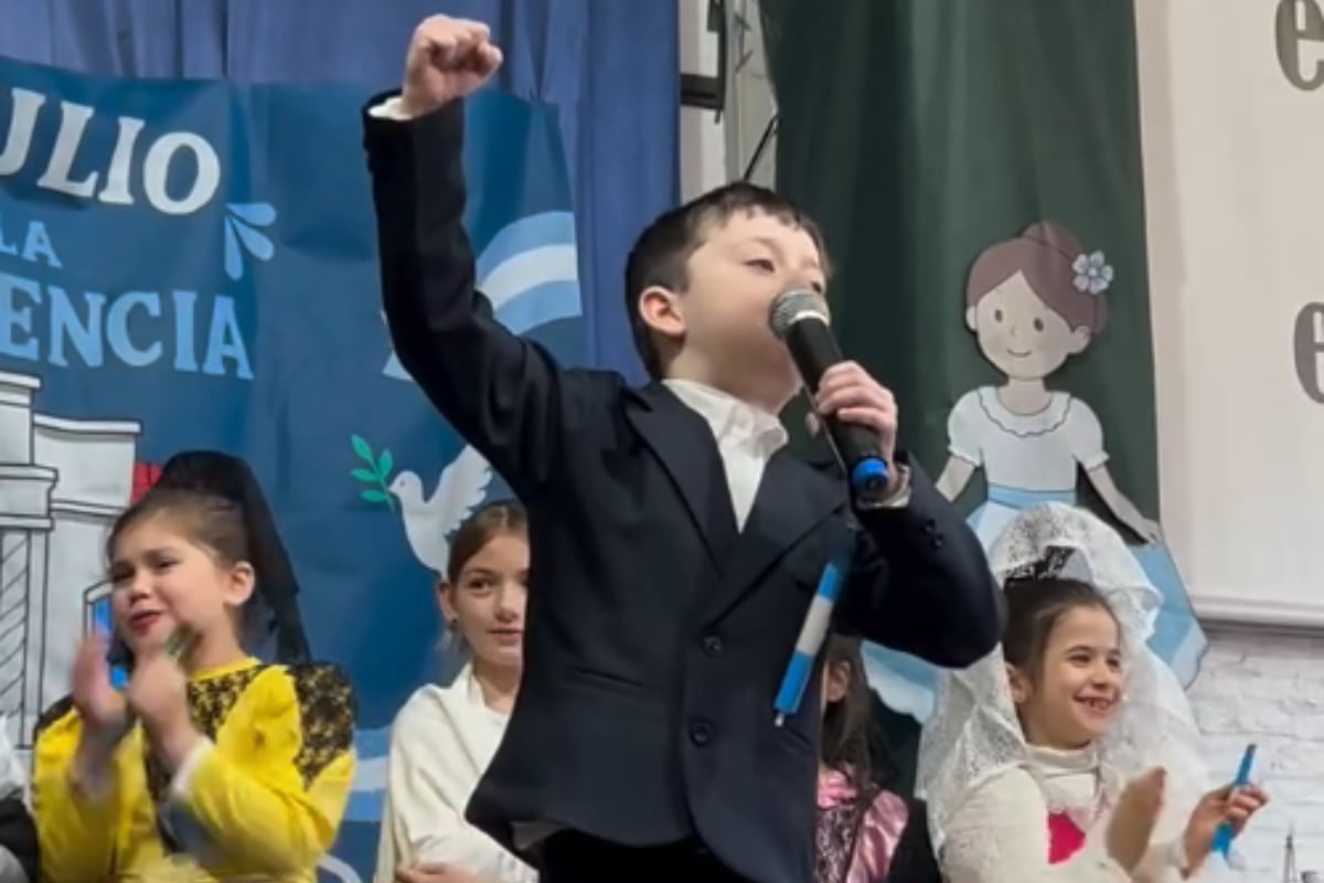 Un nene se salió del libreto y alentó a la selección argentina en pleno acto por el Día de la Independencia: “Vamos por la cuarta”