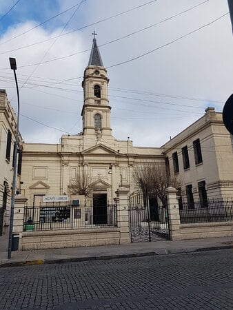 Basílica de San Cayetano, en Liniers, donde se encuentra el santuario al que cada 7 de agosto miles de peregrinos se acercan