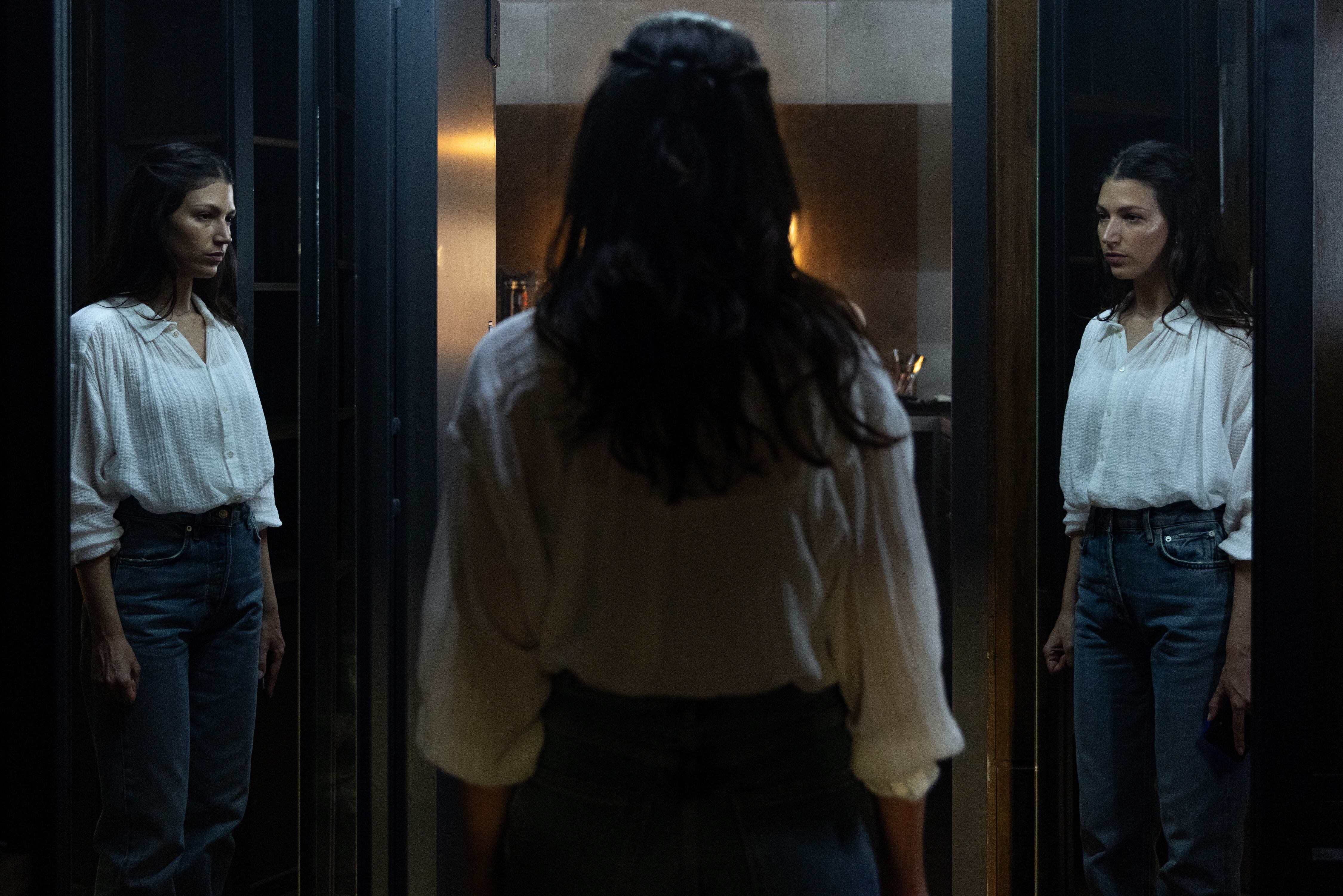 La española Úrula Corberó interpreta a Nuria, una mujer clave de la vida íntima de El Chacal, un anclaje de normalidad pero también un pasadizo directo a su escondite.