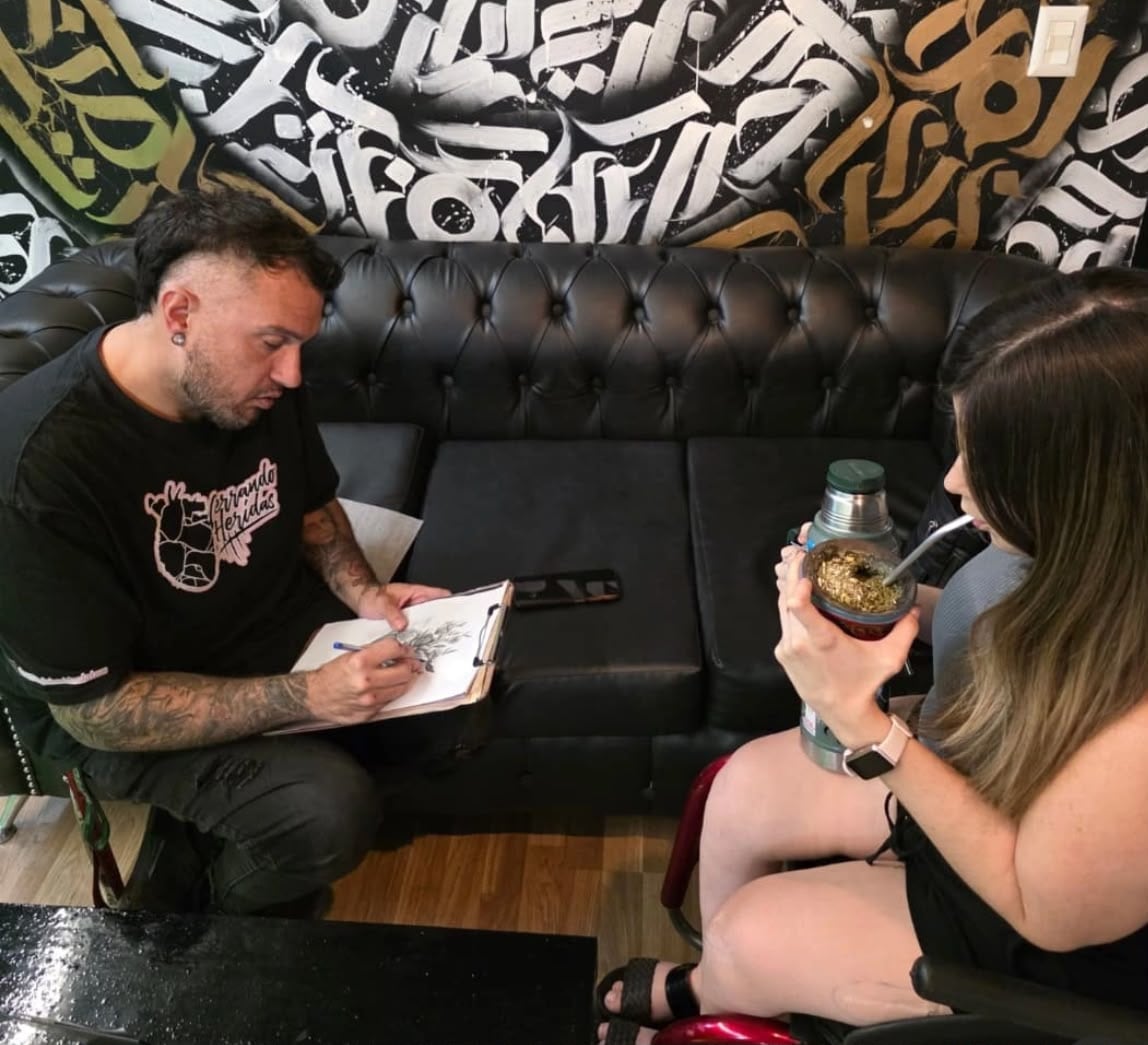 Malena junto a Eddy, previo a tatuarse (Foto: Gentileza Malena)