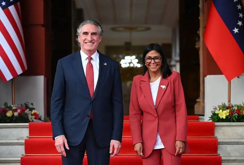EE.UU. reanudó relaciones diplomáticas con Venezuela tras visitas como la del secretario de Interior, Doug Burgum, a la presidenta encargada Delcy Rodríguez