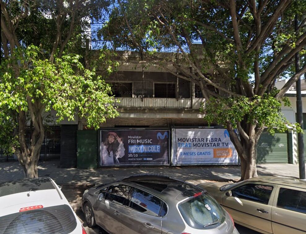 Con 10 m de frente por 28 m de fondo, este lote incluye una construcción de dos plantas