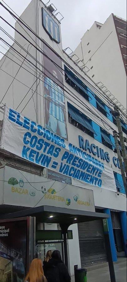 Pasacalle en contra de la gestión de Diego Milito en la puerta de la sede de Racing
