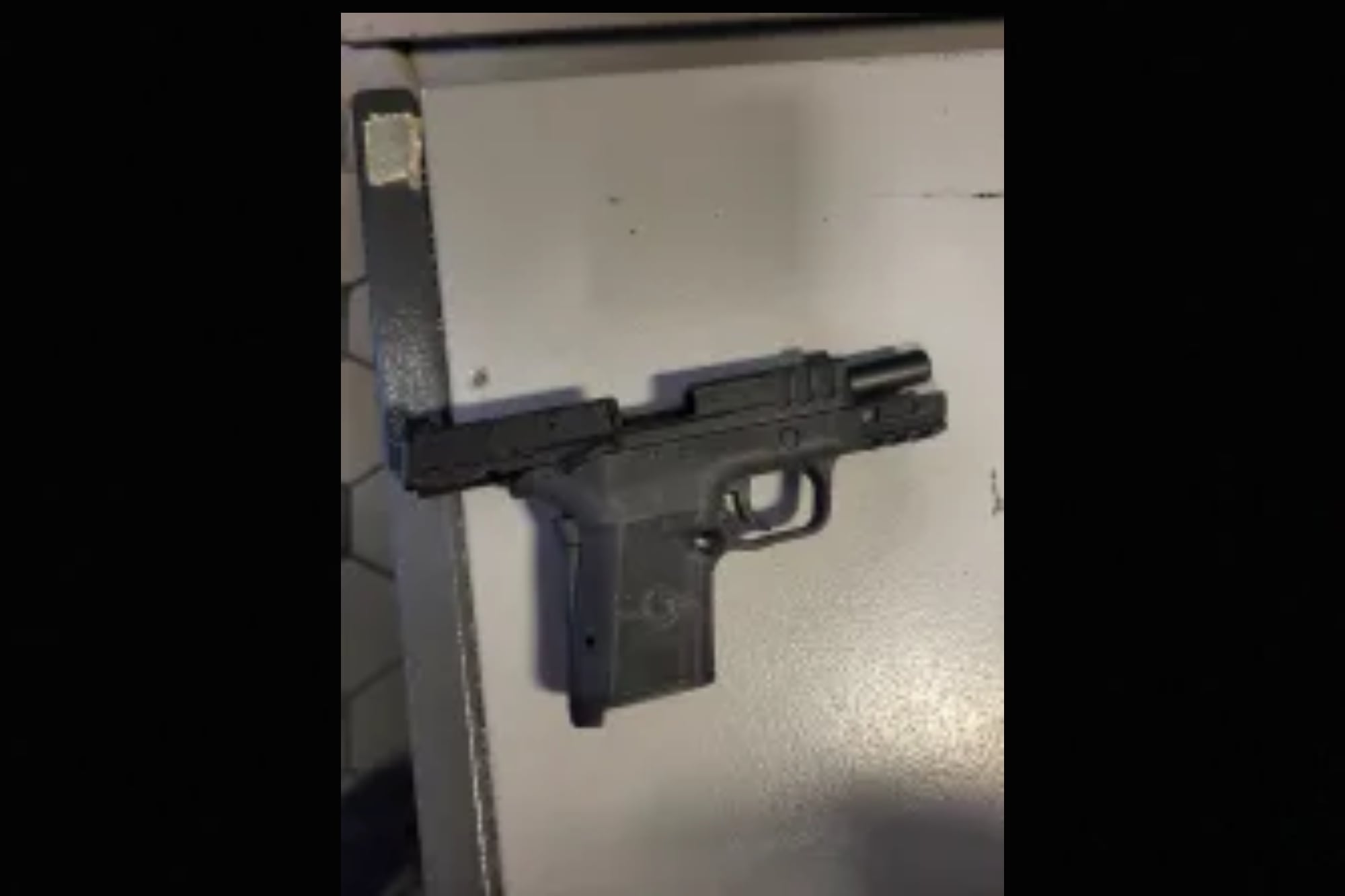 Intentaron cruzar de Nueva York a Canadá con un cargamento oculto, pero la CBP los descubrió: “Actividad ilegal” Las armas incautadas por la CBP fueron una pistola Smith & Wesson M&P Shield y una Smith & Wesson Equalizer, ambas de 9 mm