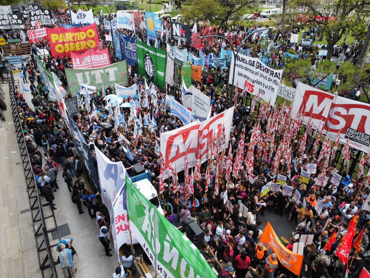Organizaciones sociales hacen una protesta contra la Corte Suprema de Justicia , por su desicion respecto a no restringir la venta de Tierras. En Tribunales en Plaza Lavalle.