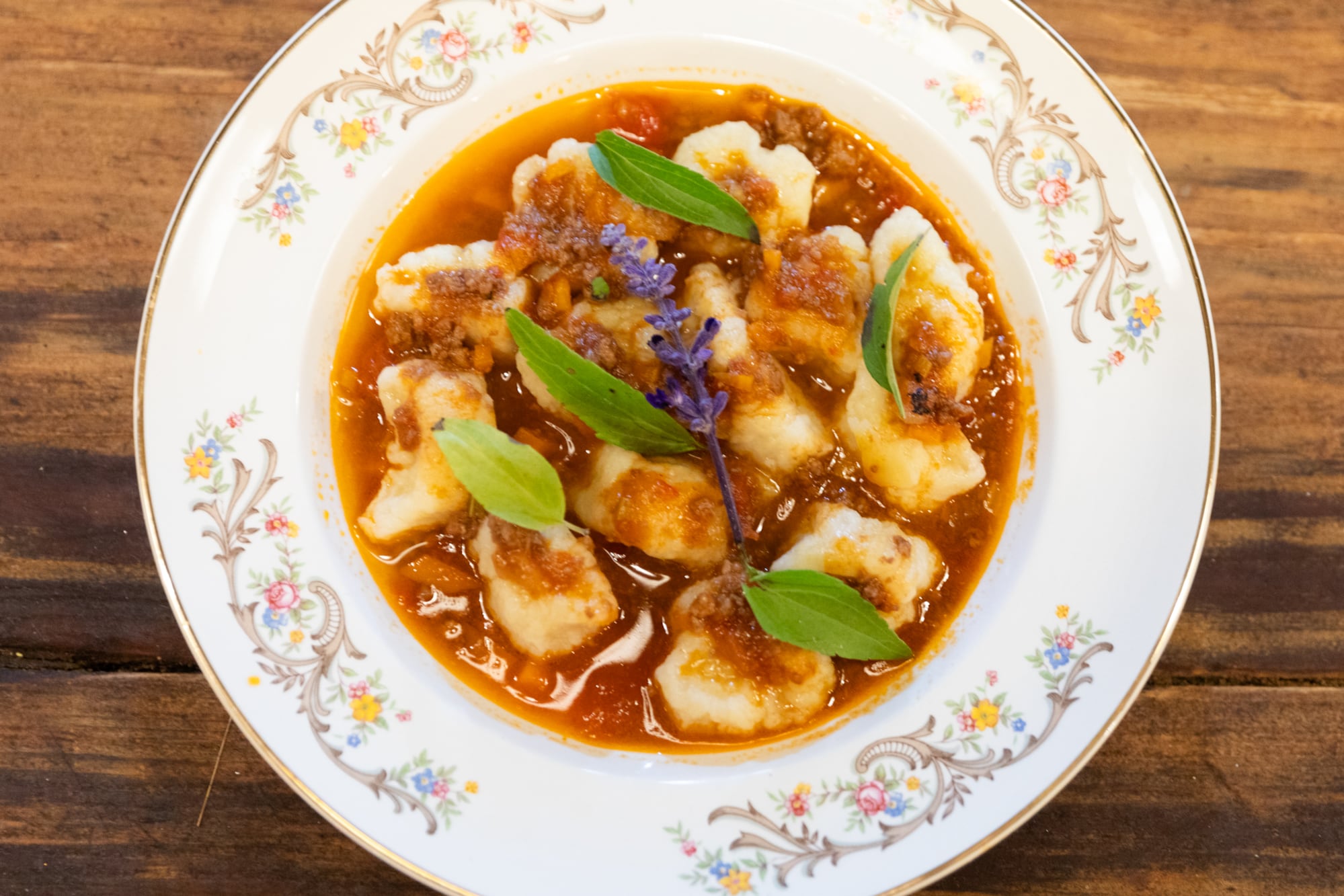 Un clásico: ñoquis de papa caseros con salsa bolognesa.